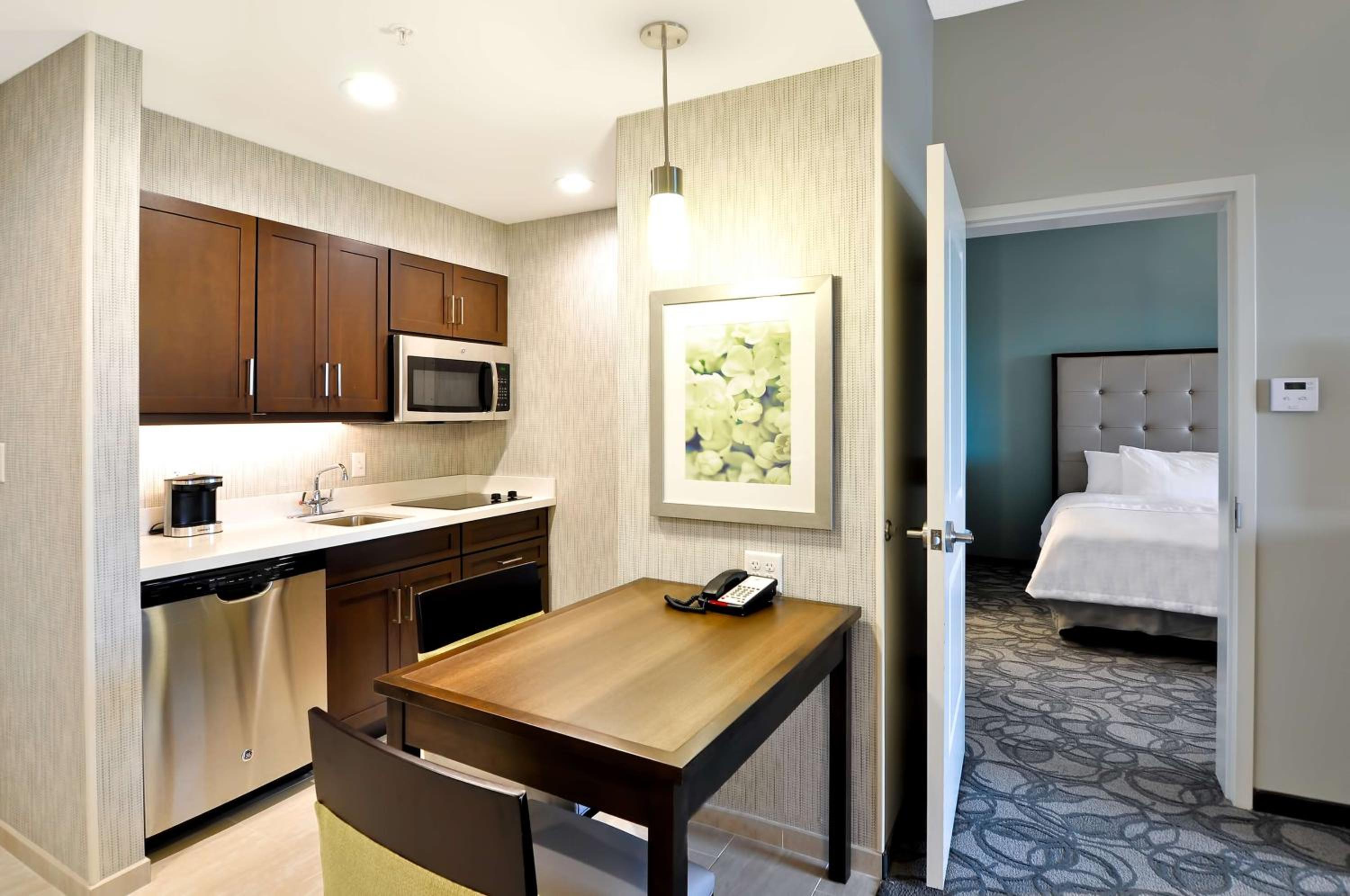 One-Bedroom King Suite - Non-Smoking photo 3