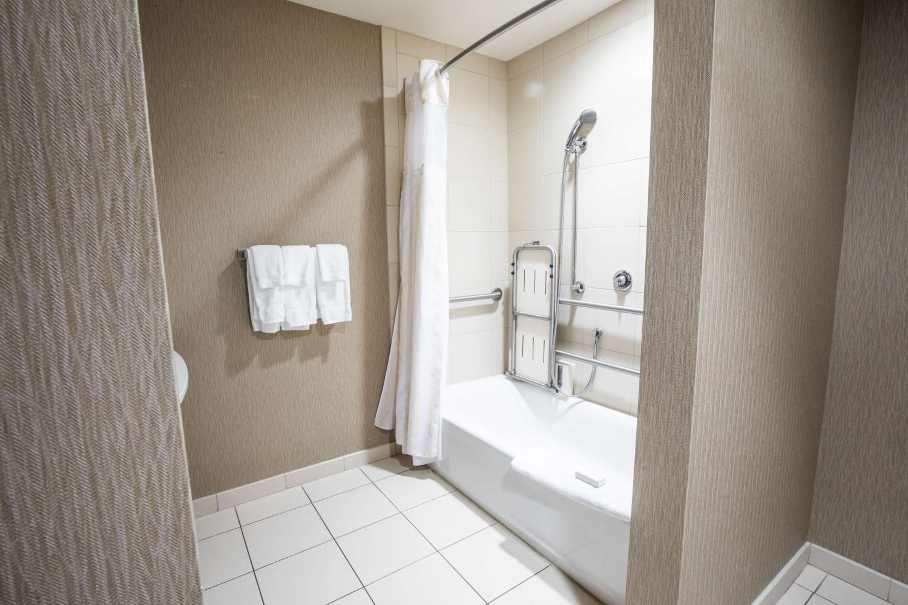 King Room with Bath Tub - Mobility Access - Photo 2