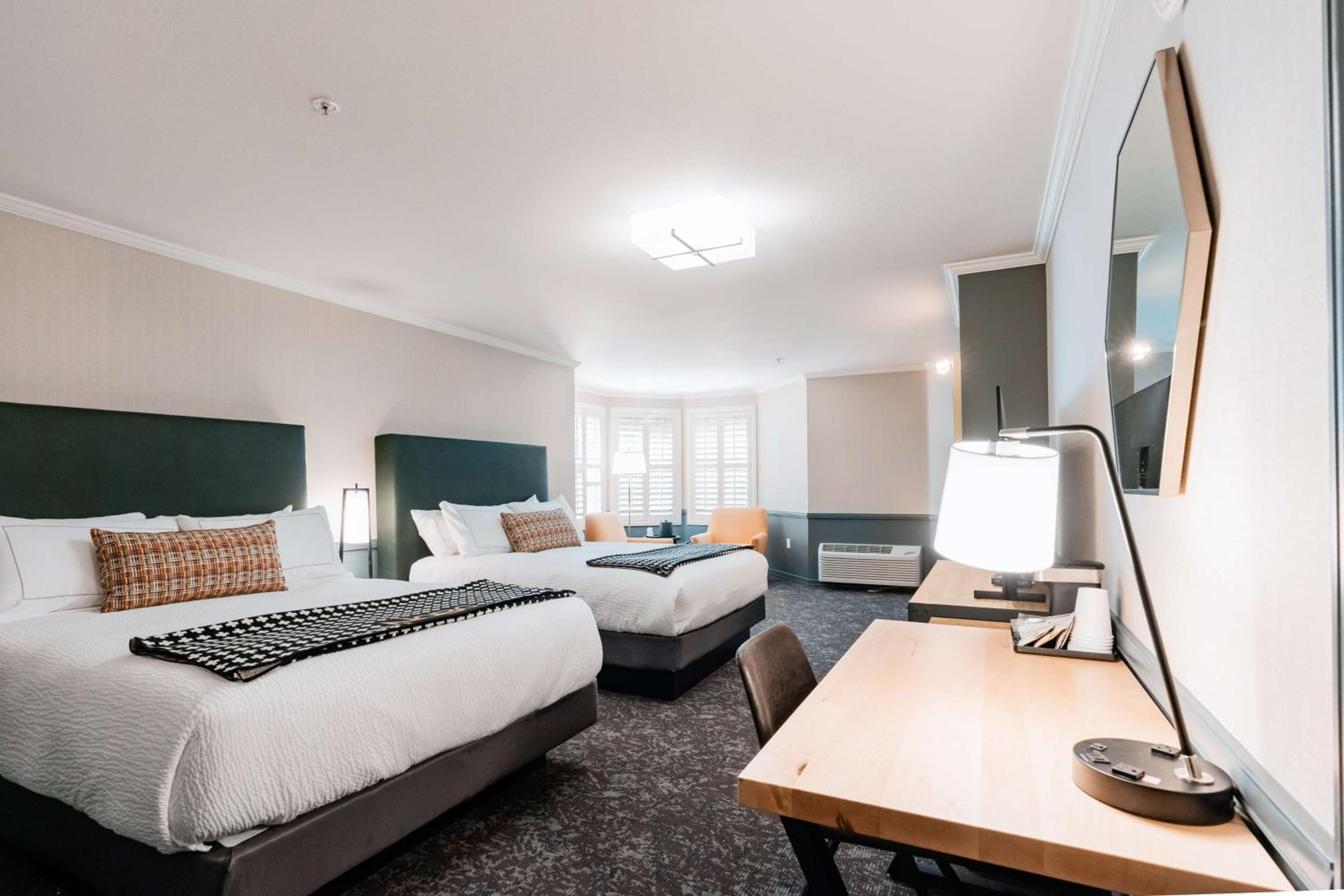 Queen Room with Two Queen Beds photo 1