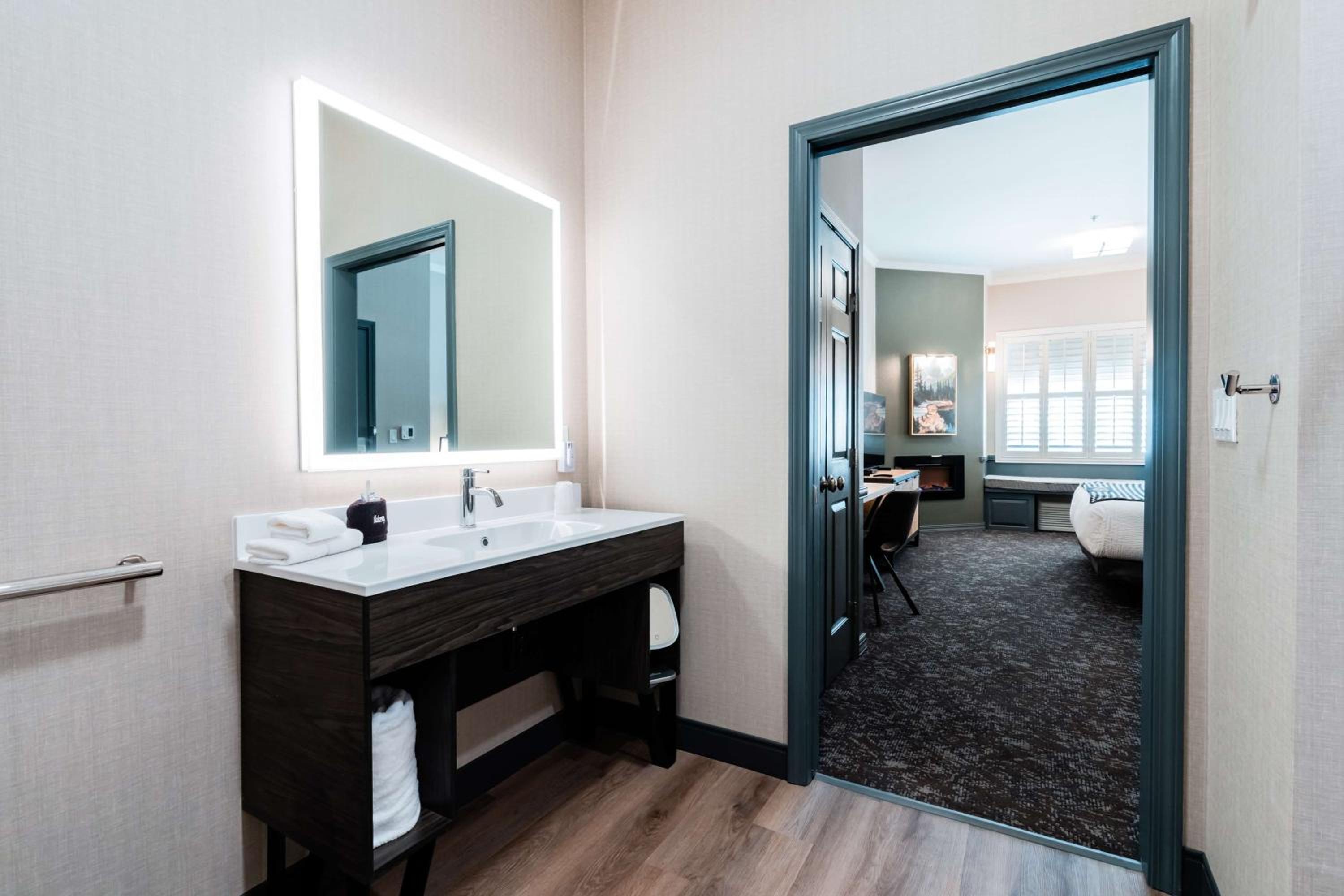 King Room with Accessible Tub - Mobility Access photo 3