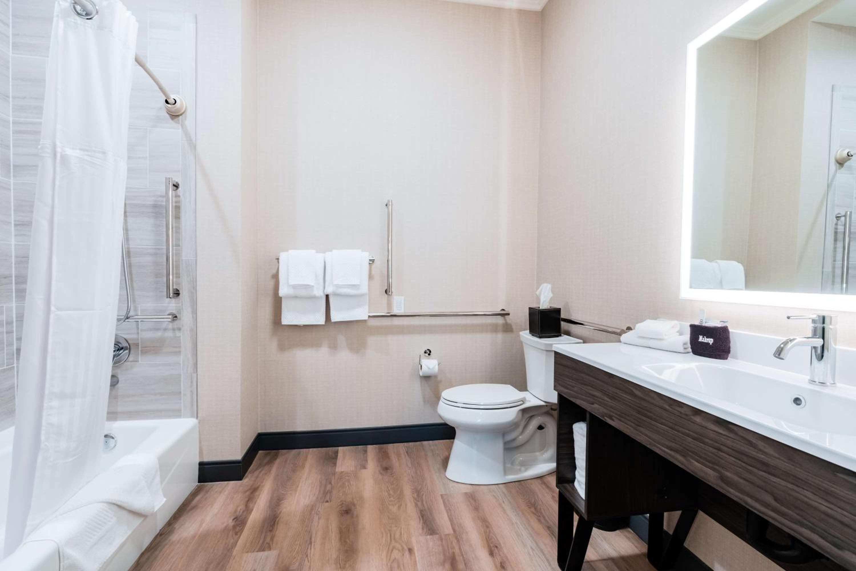 King Room with Accessible Tub - Mobility Access photo 2