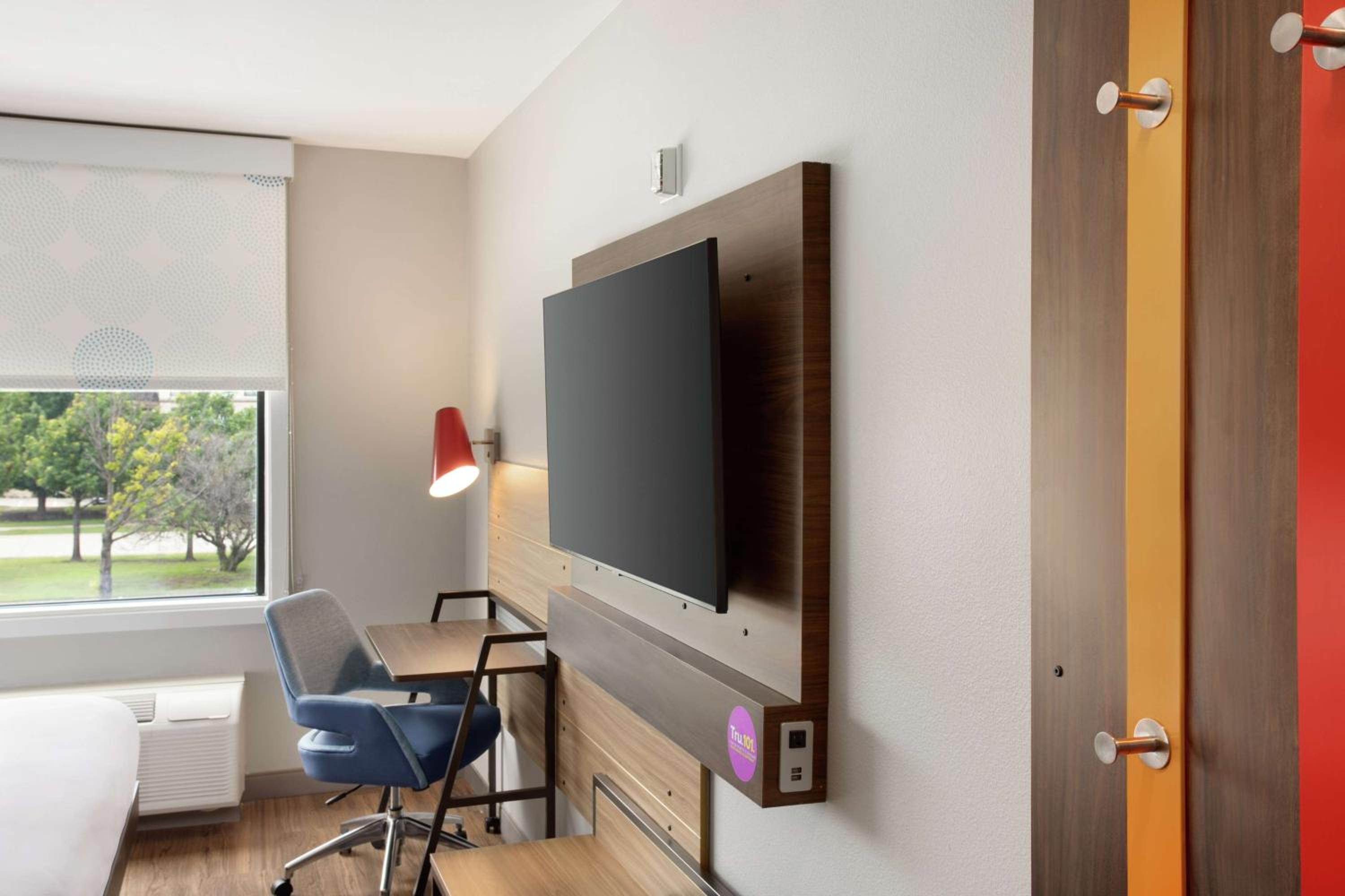 King Room with Bath Tub - Mobility Access - Photo 2