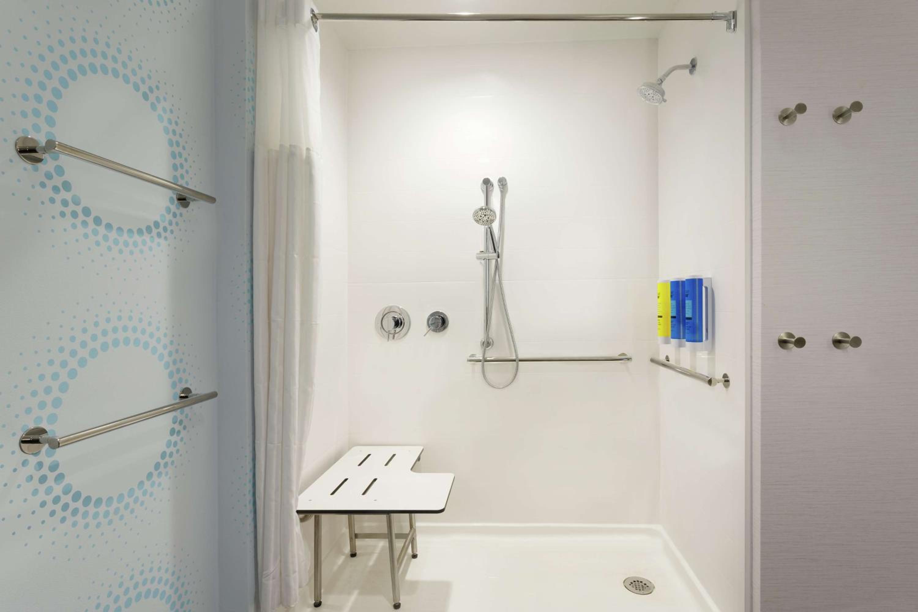 King Room with Bath Tub - Mobility Access - Photo 5