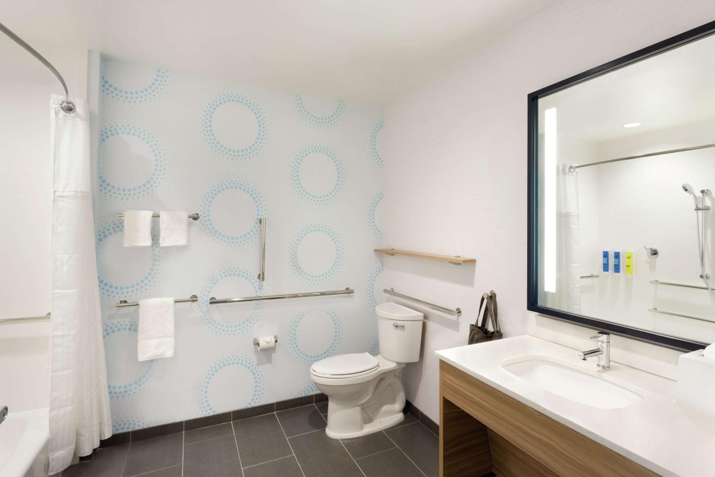 King Room with Bath Tub - Mobility Access - Photo 6
