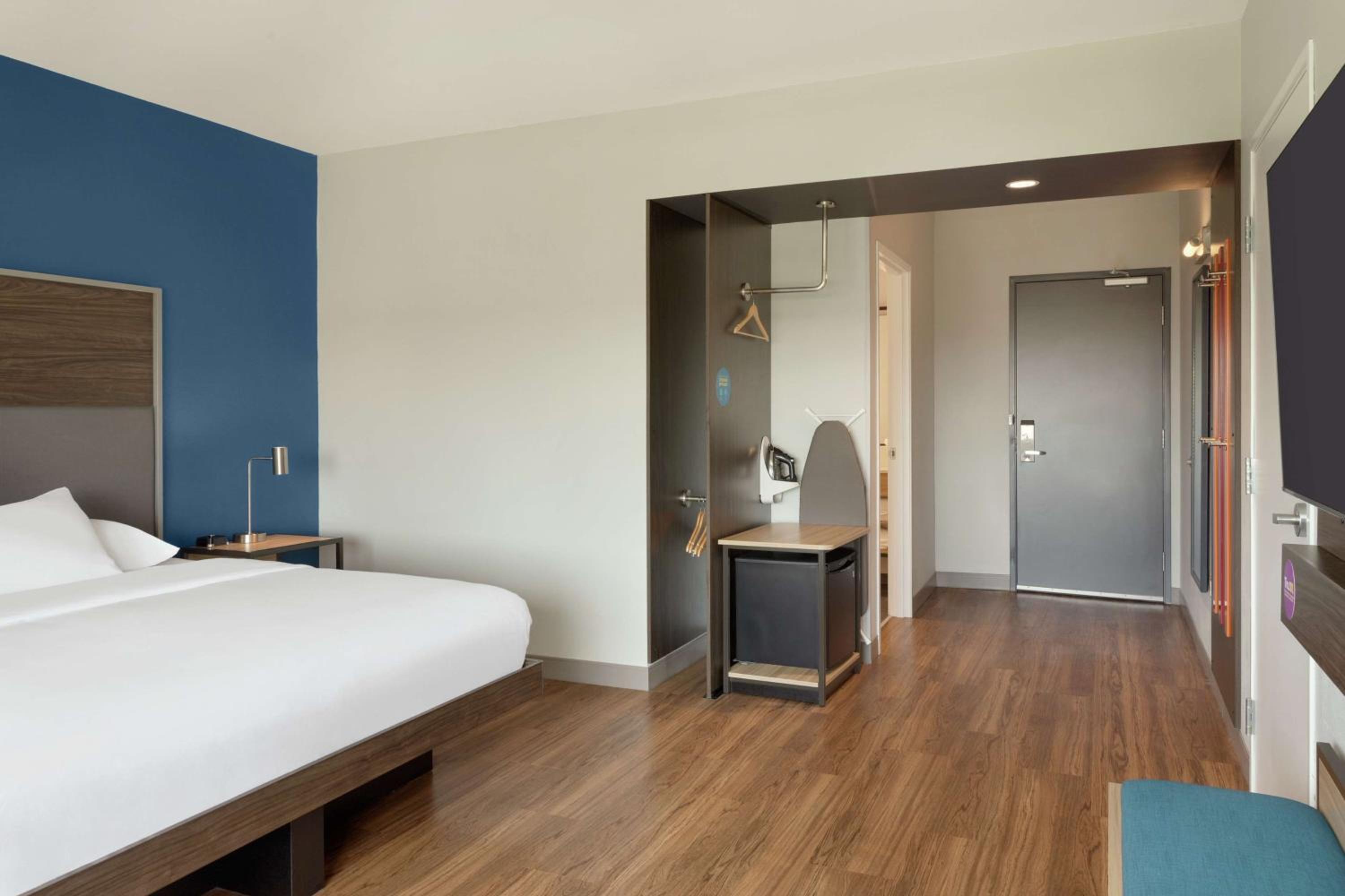 King Room with Bath Tub - Mobility Access - Photo 4