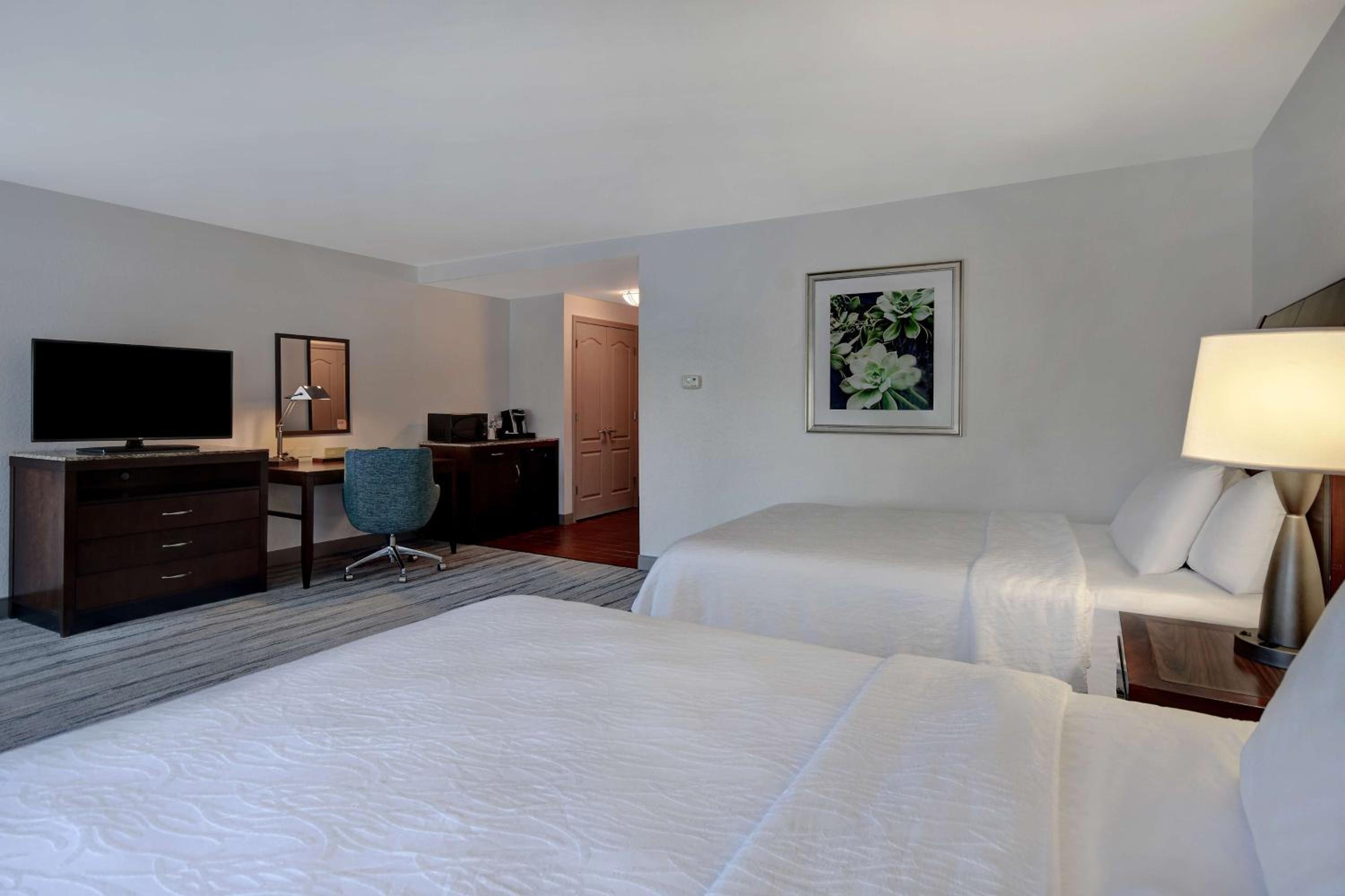 Double Room with Two Double Beds - Mobility Access - Photo 4