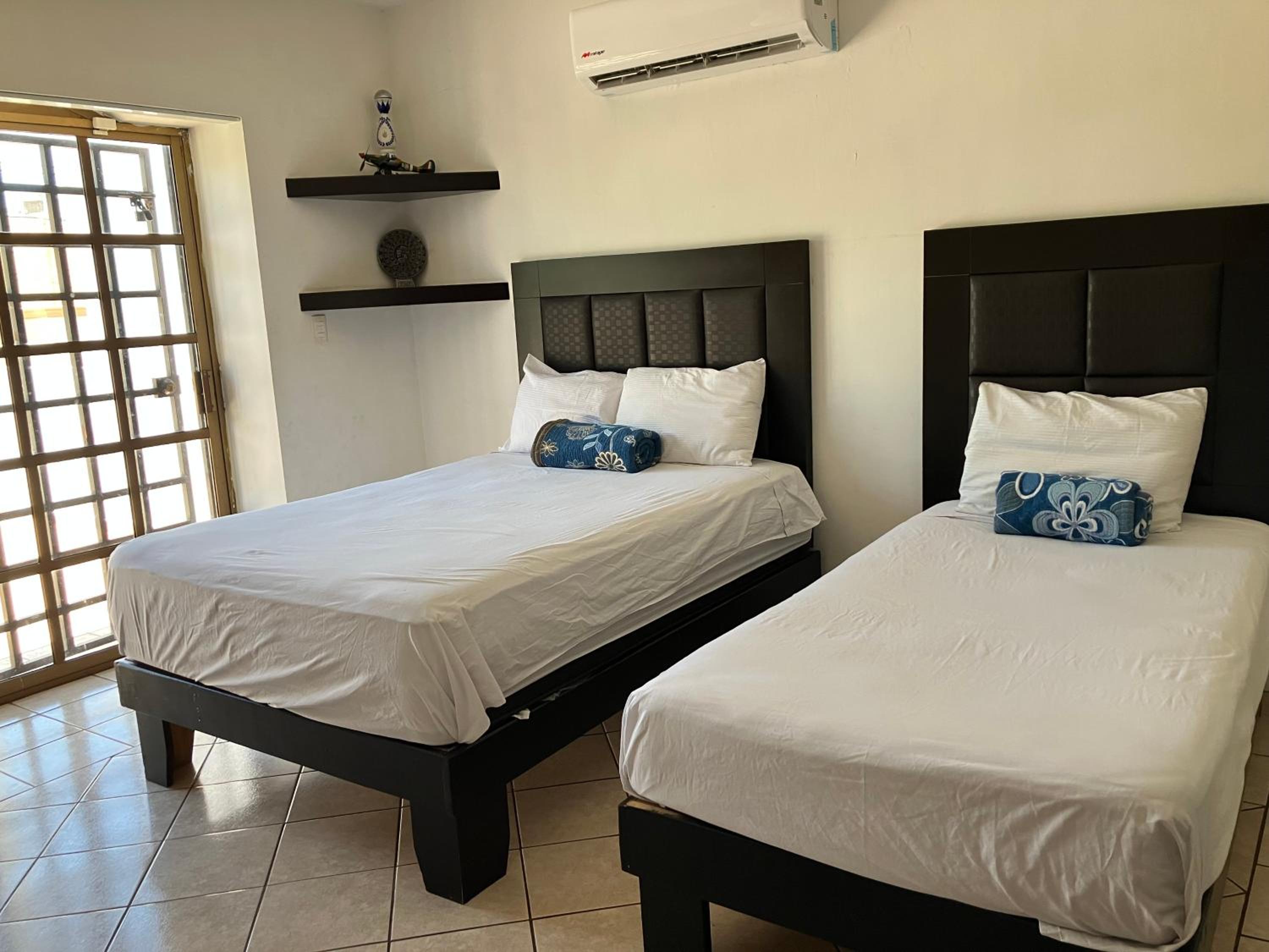 Five-Bedroom House photo 1