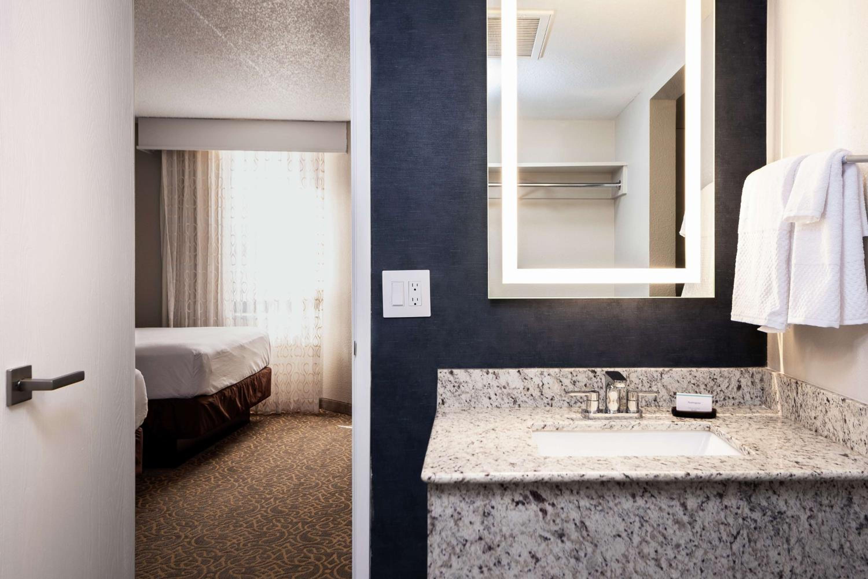Queen Studio with Two Queen Beds - Mountain View - Photo 2