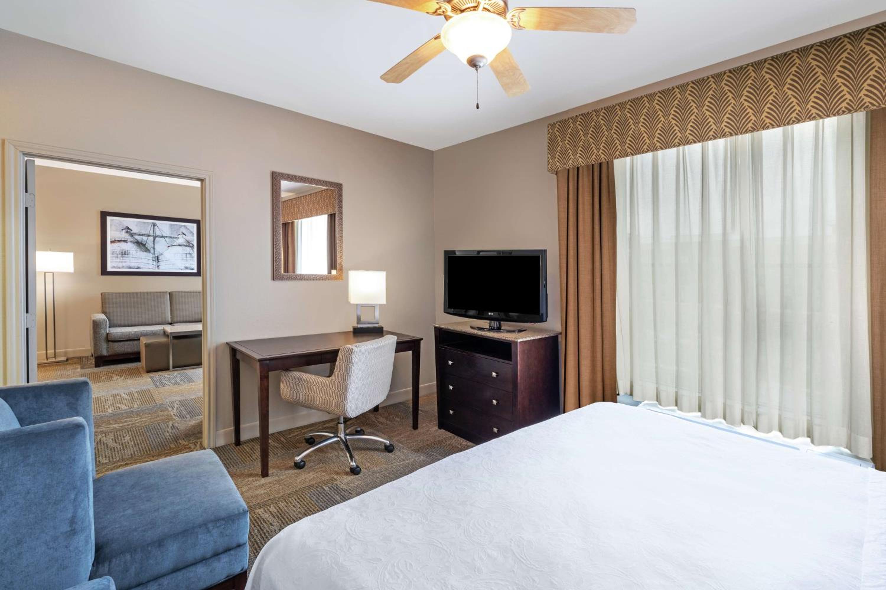 One-Bedroom King Suite with Whirlpool - Non-Smoking  - Photo 1