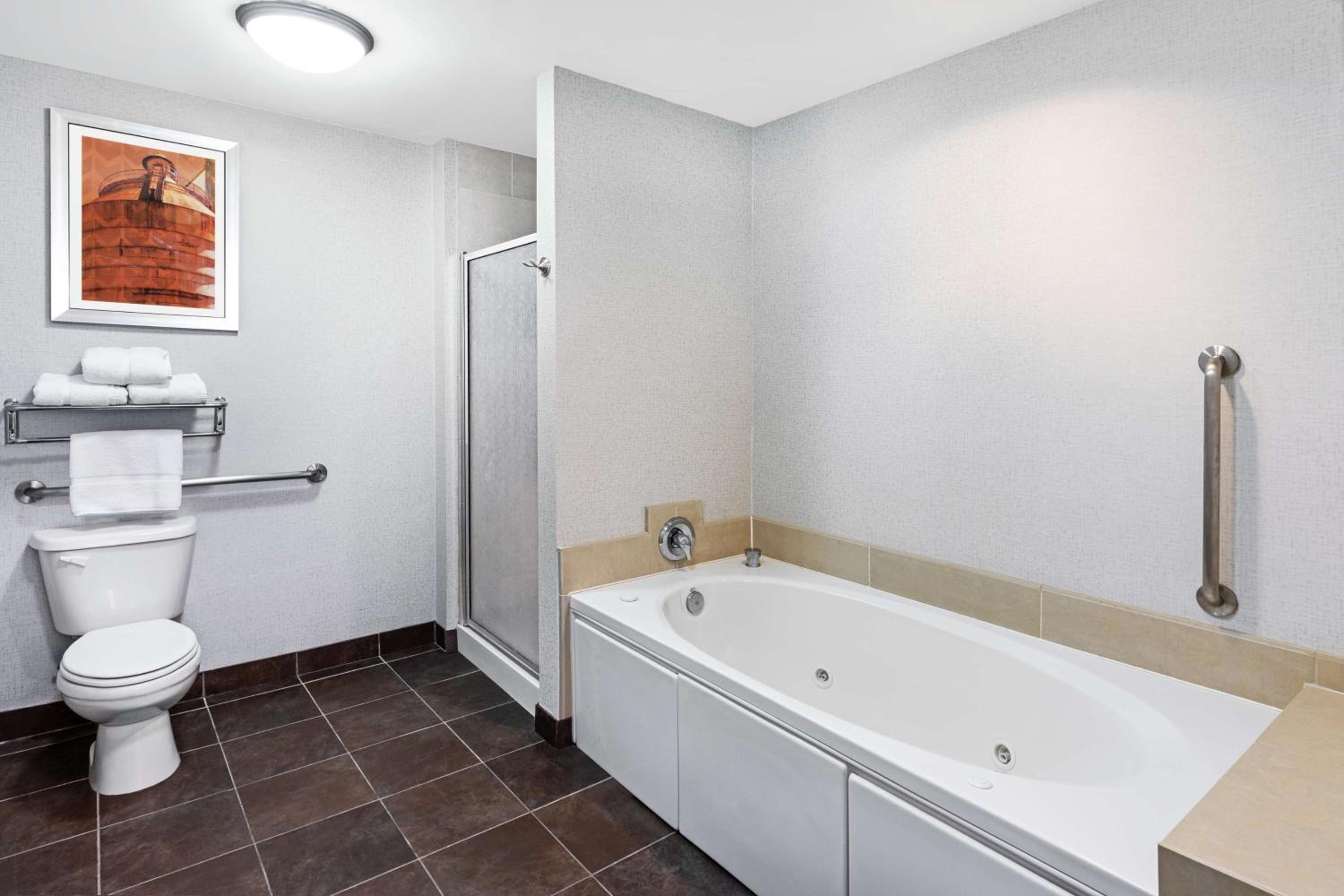 One-Bedroom King Suite with Whirlpool - Non-Smoking  - Photo 5