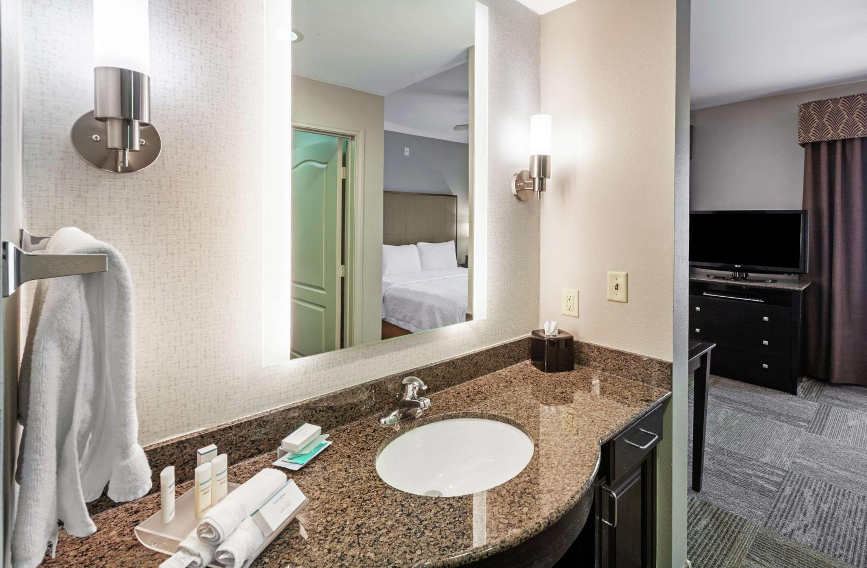 One-Bedroom King Suite - Non-Smoking - Photo 3