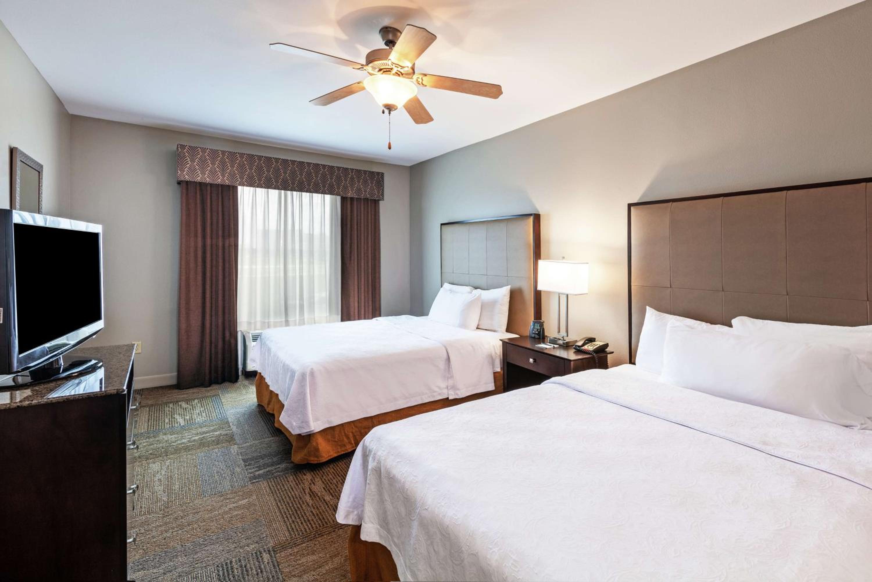 Two Bedroom Suite with One King and Two Queen Beds - Non-Smoking - Photo 7