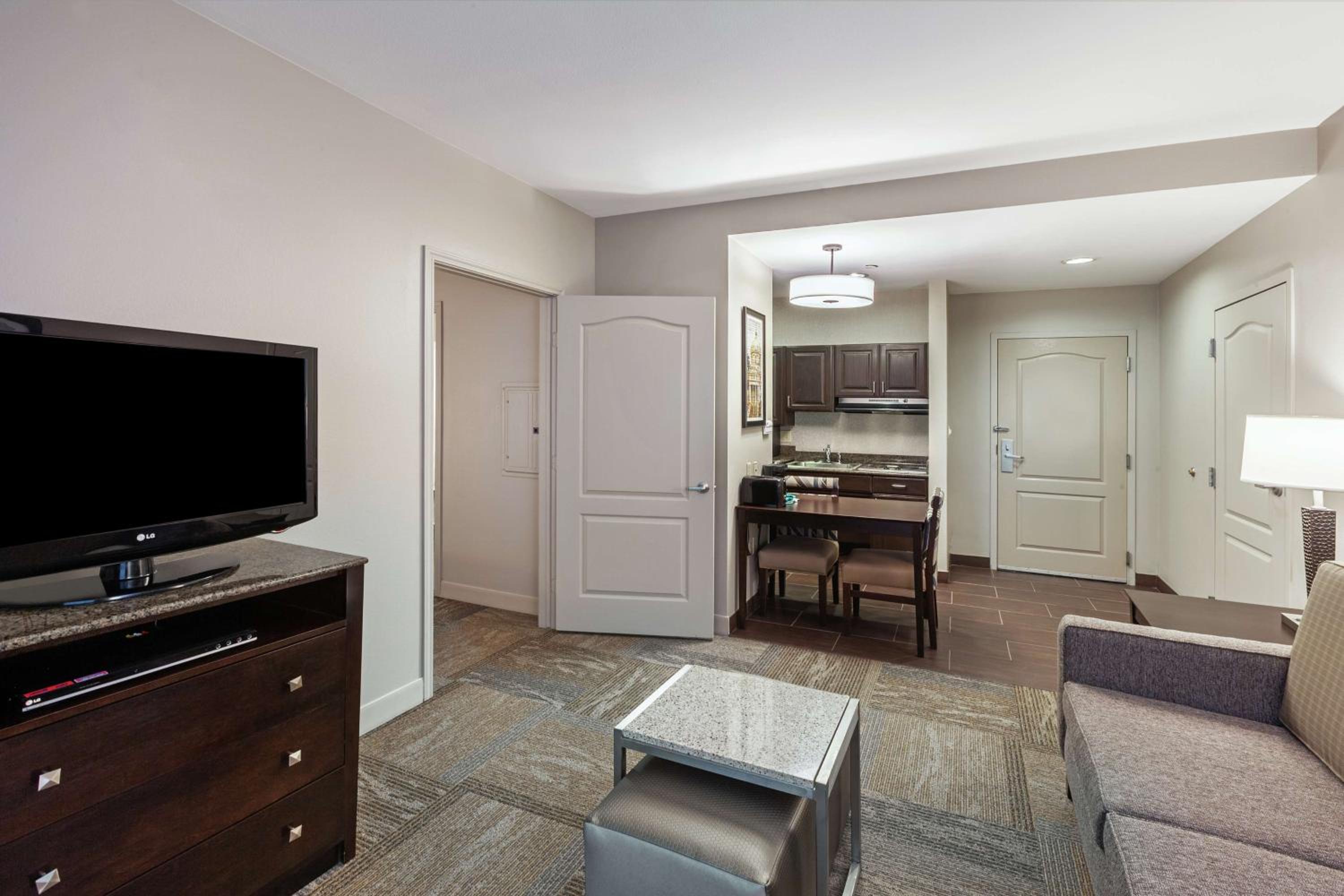 One-Bedroom Queen Suite with Two Queen Beds - Non-Smoking - Photo 4