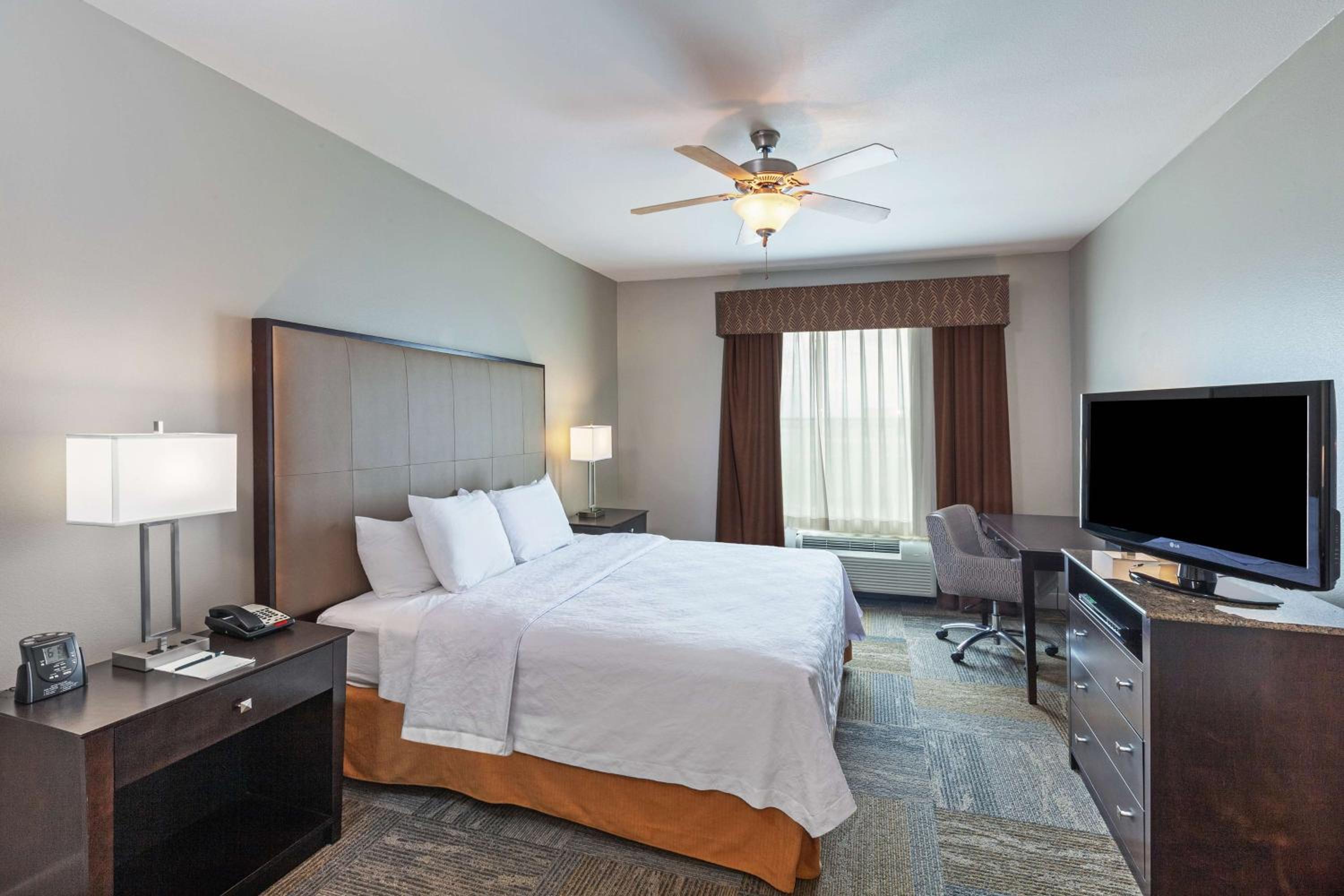 Two Bedroom Suite with One King and Two Queen Beds - Non-Smoking - Photo 9