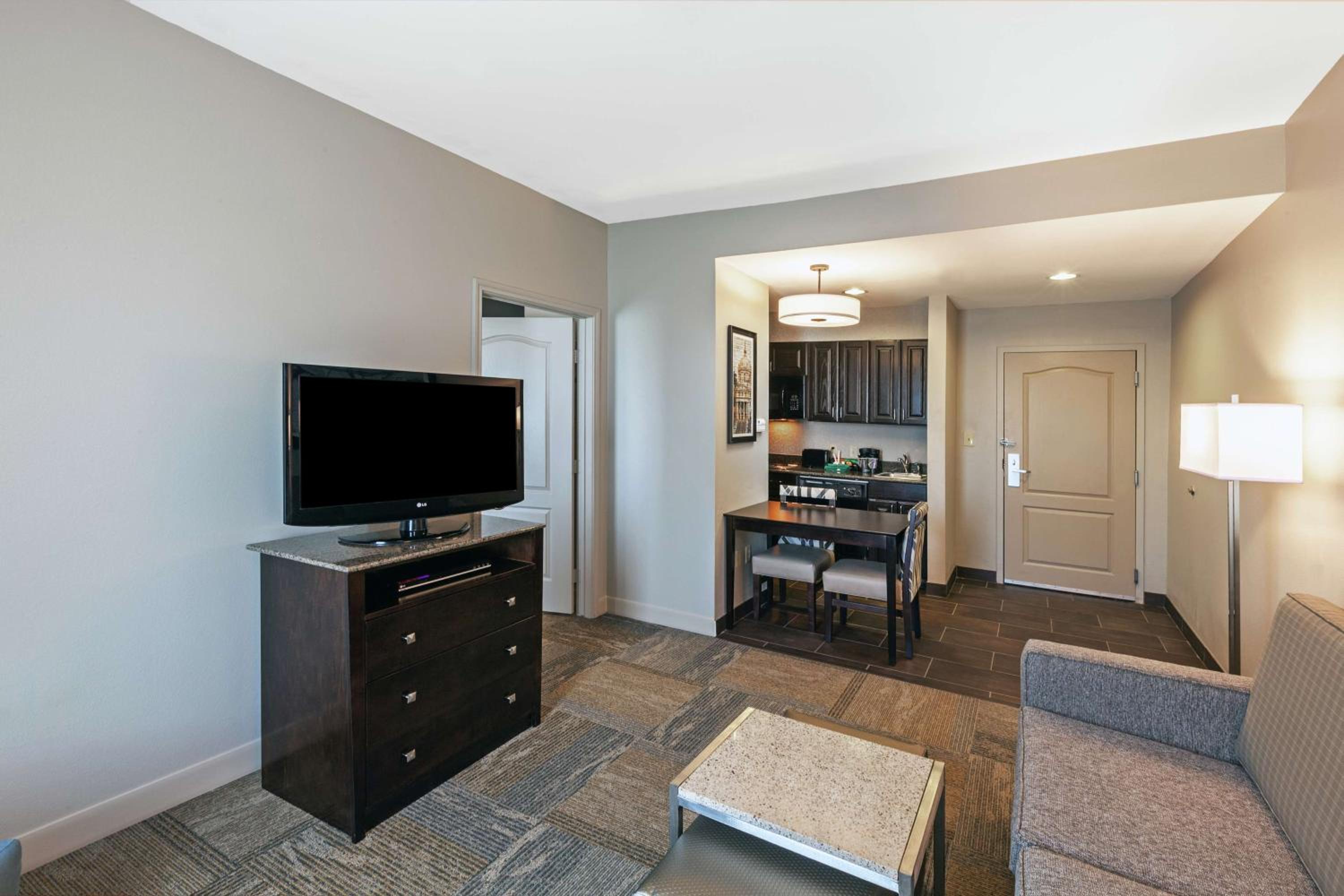 One-Bedroom King Suite - Non-Smoking - Photo 4