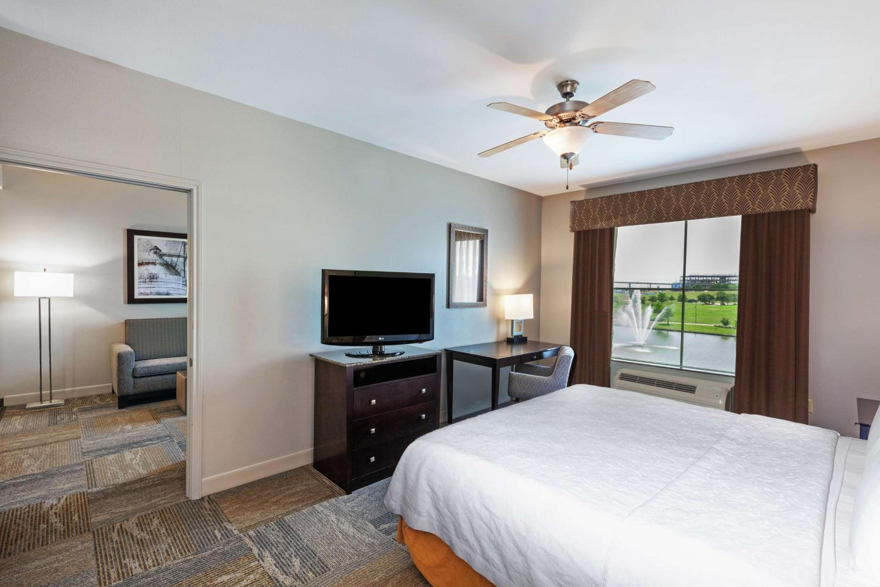One-Bedroom King Suite with Lake View - Non-Smoking - Photo 4