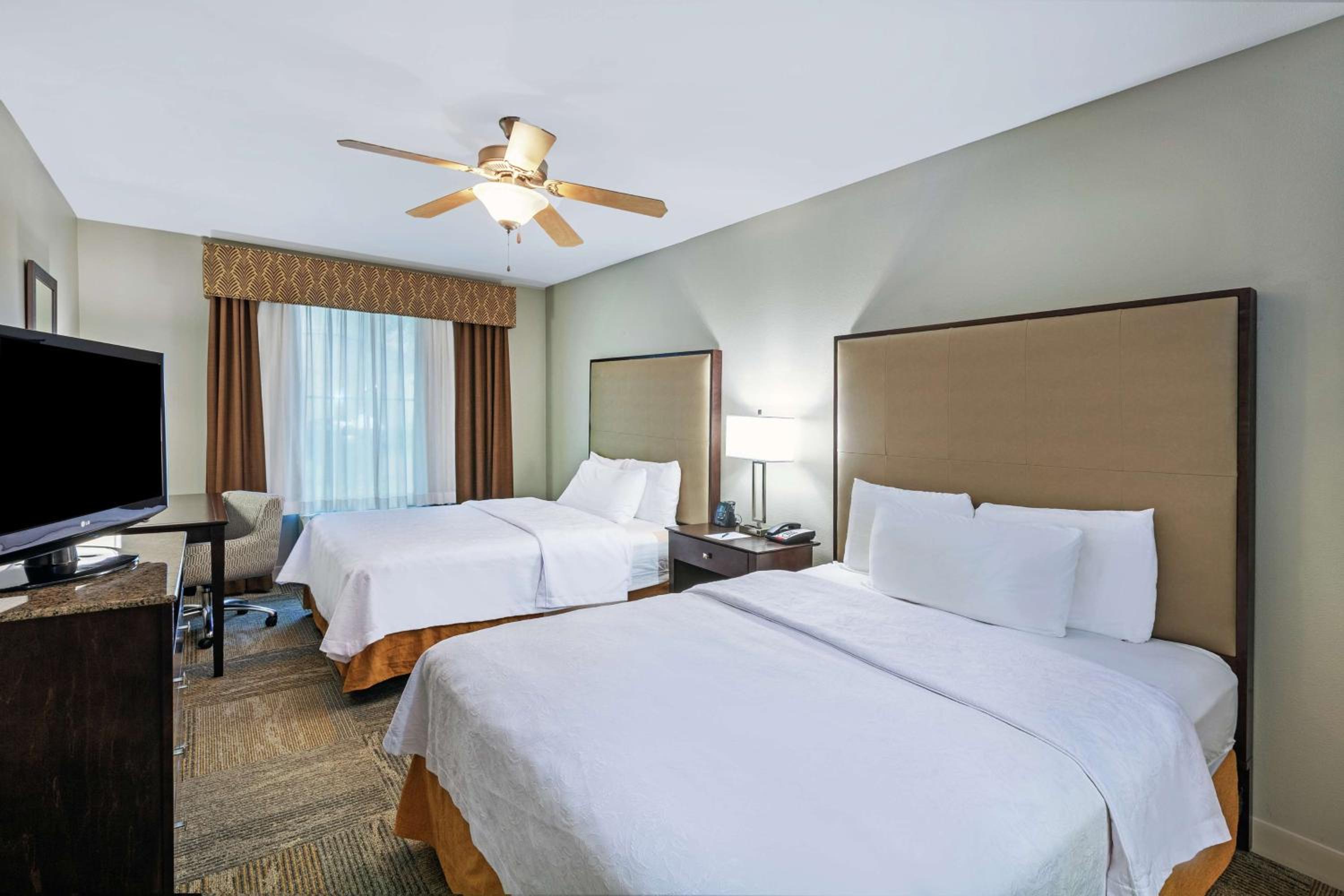 One-Bedroom Queen Suite with Two Queen Beds - Non-Smoking - Photo 3