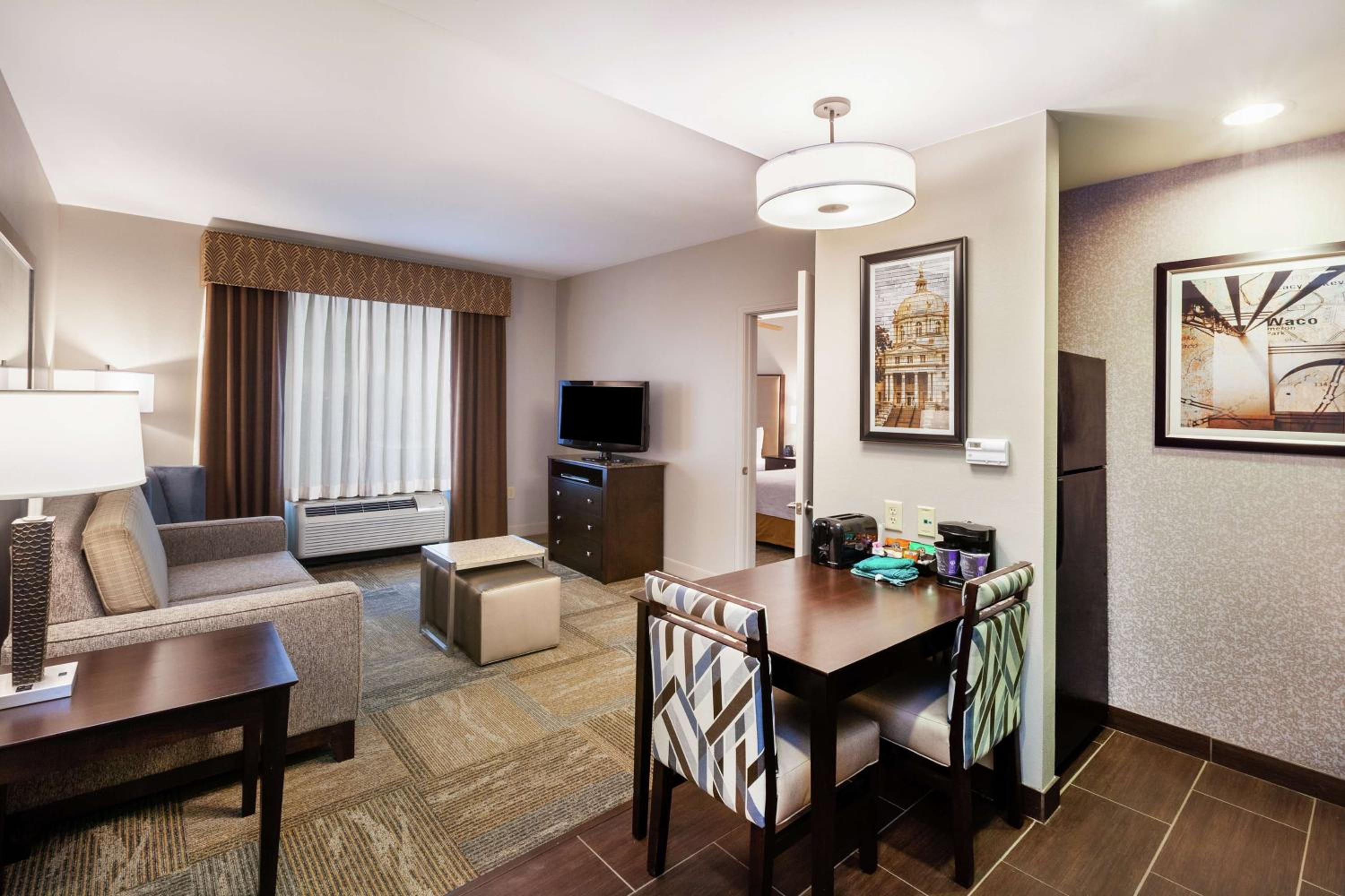 One-Bedroom Queen Suite with Two Queen Beds - Non-Smoking - Photo 2