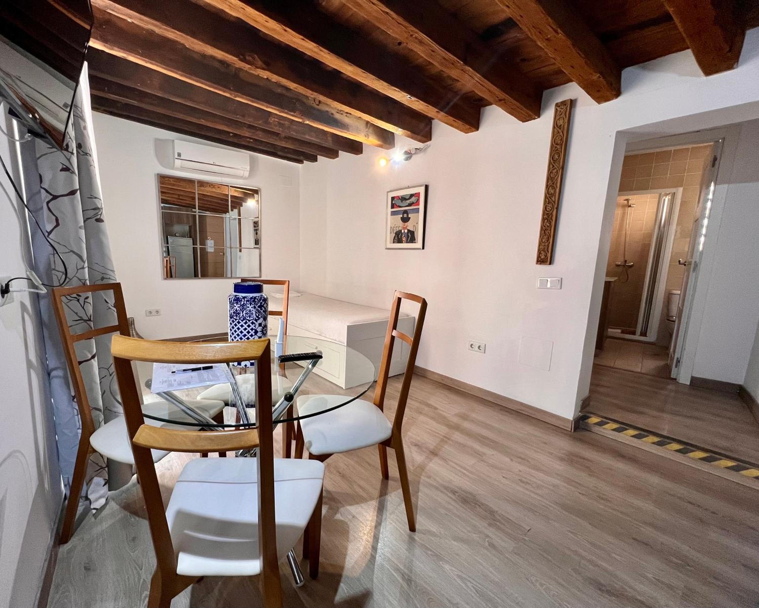 Double Room with Street View - Photo 2