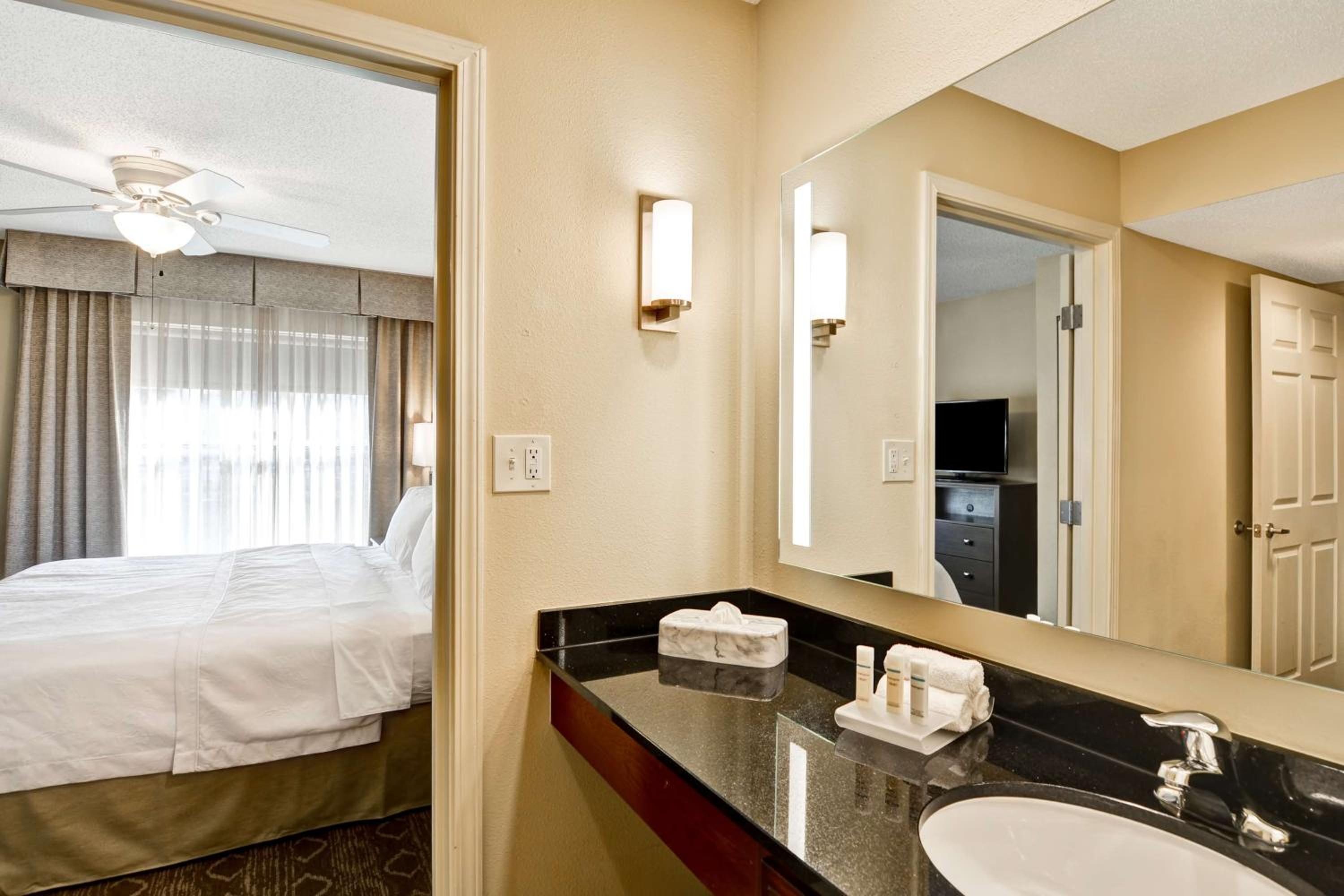 One-Bedroom King Suite - Non-Smoking - Photo 2