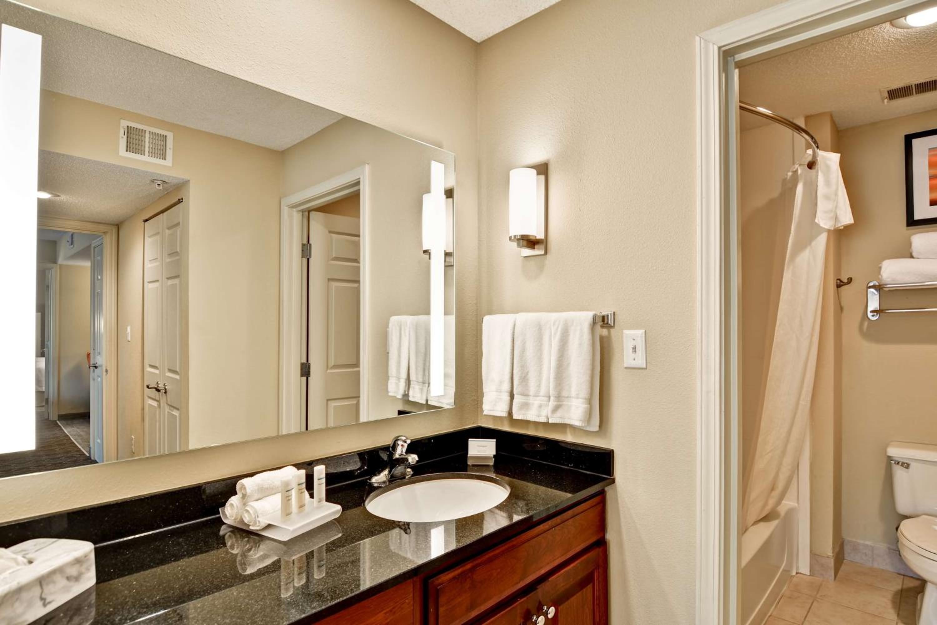 One-Bedroom King Suite - Non-Smoking - Photo 6