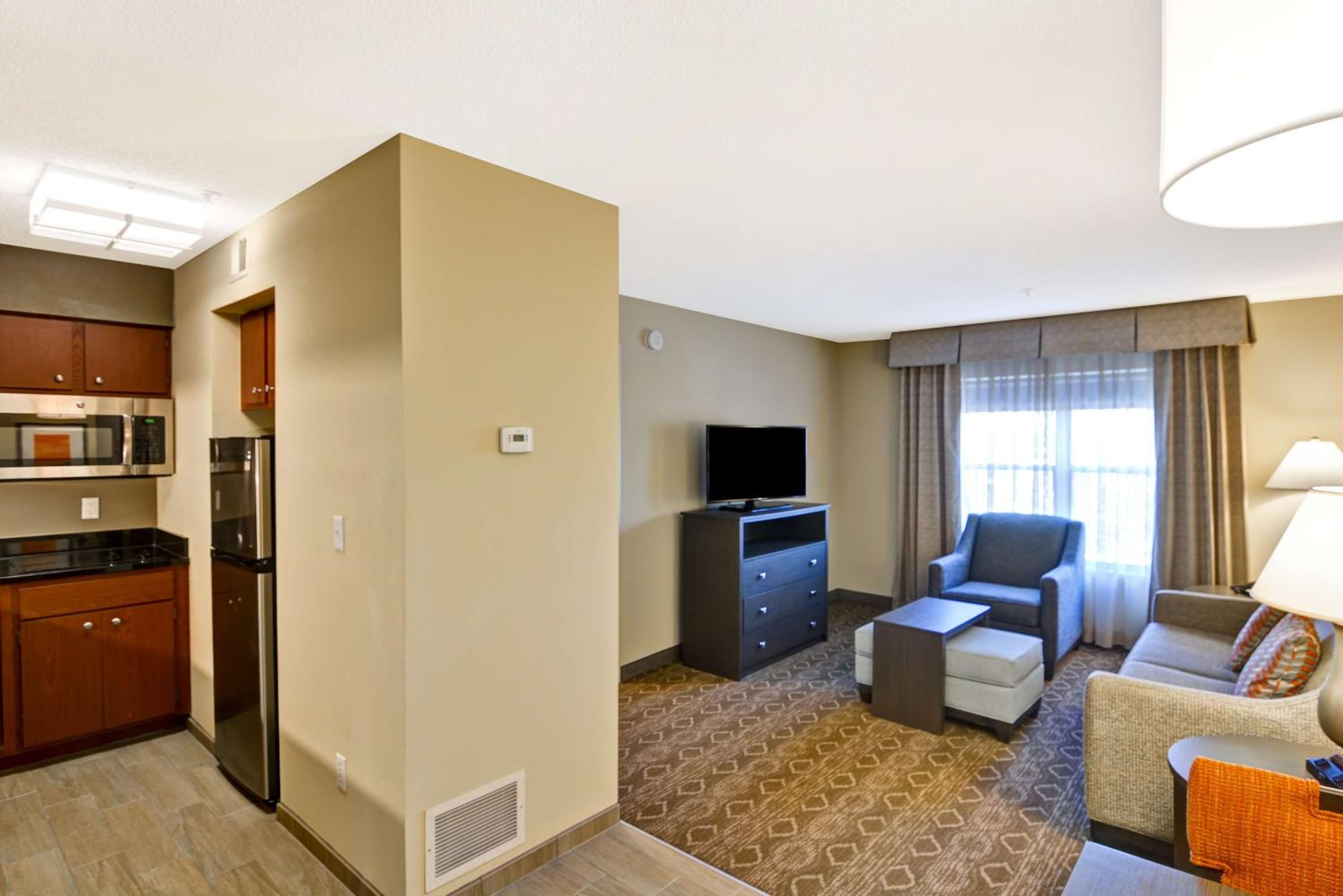One-Bedroom Queen Suite with Two Queen Beds - Non-Smoking - Photo 5