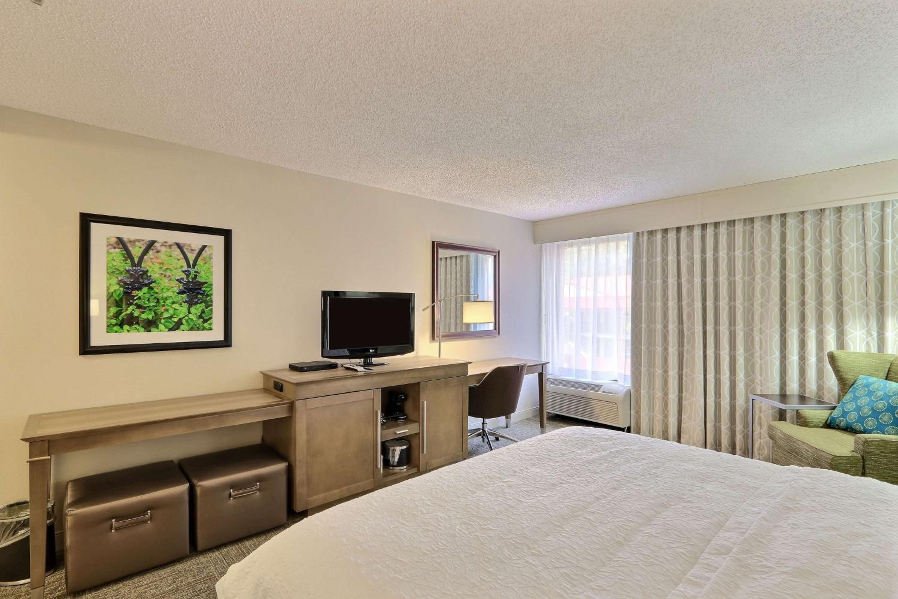 King Room with King Bed - Non-Smoking - Photo 1