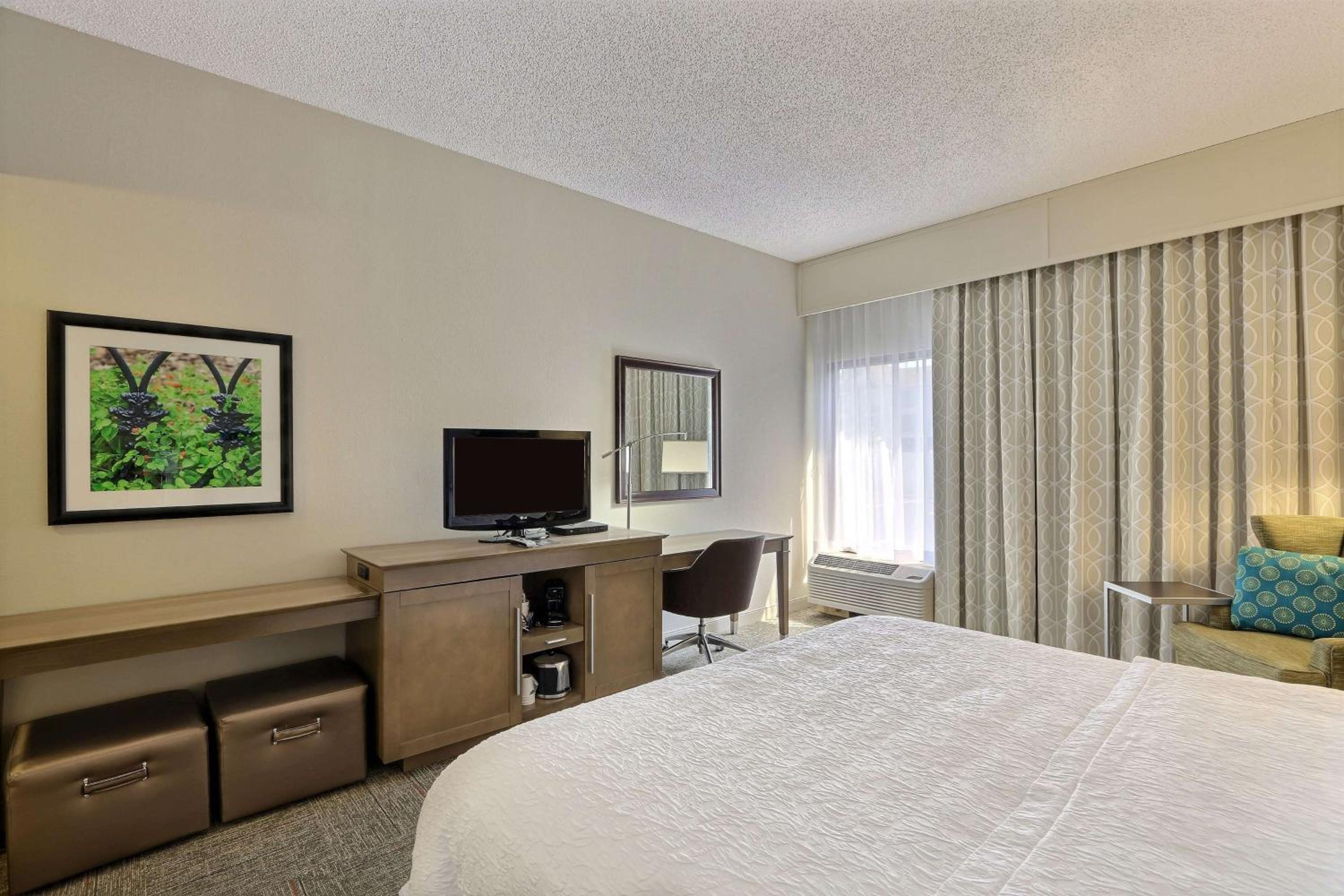 King Room with King Bed - Non-Smoking - Photo 4