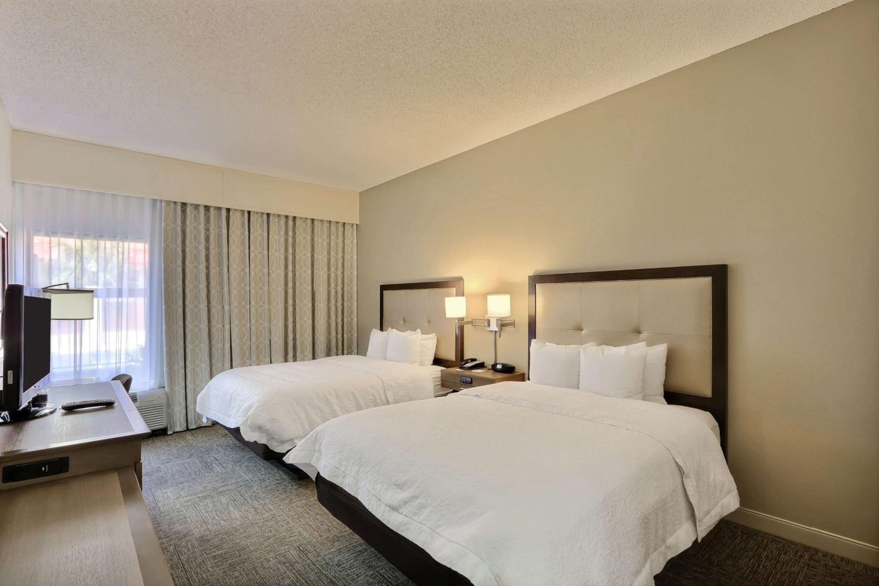 Room with Two Queen Beds - Non-Smoking - Photo 3