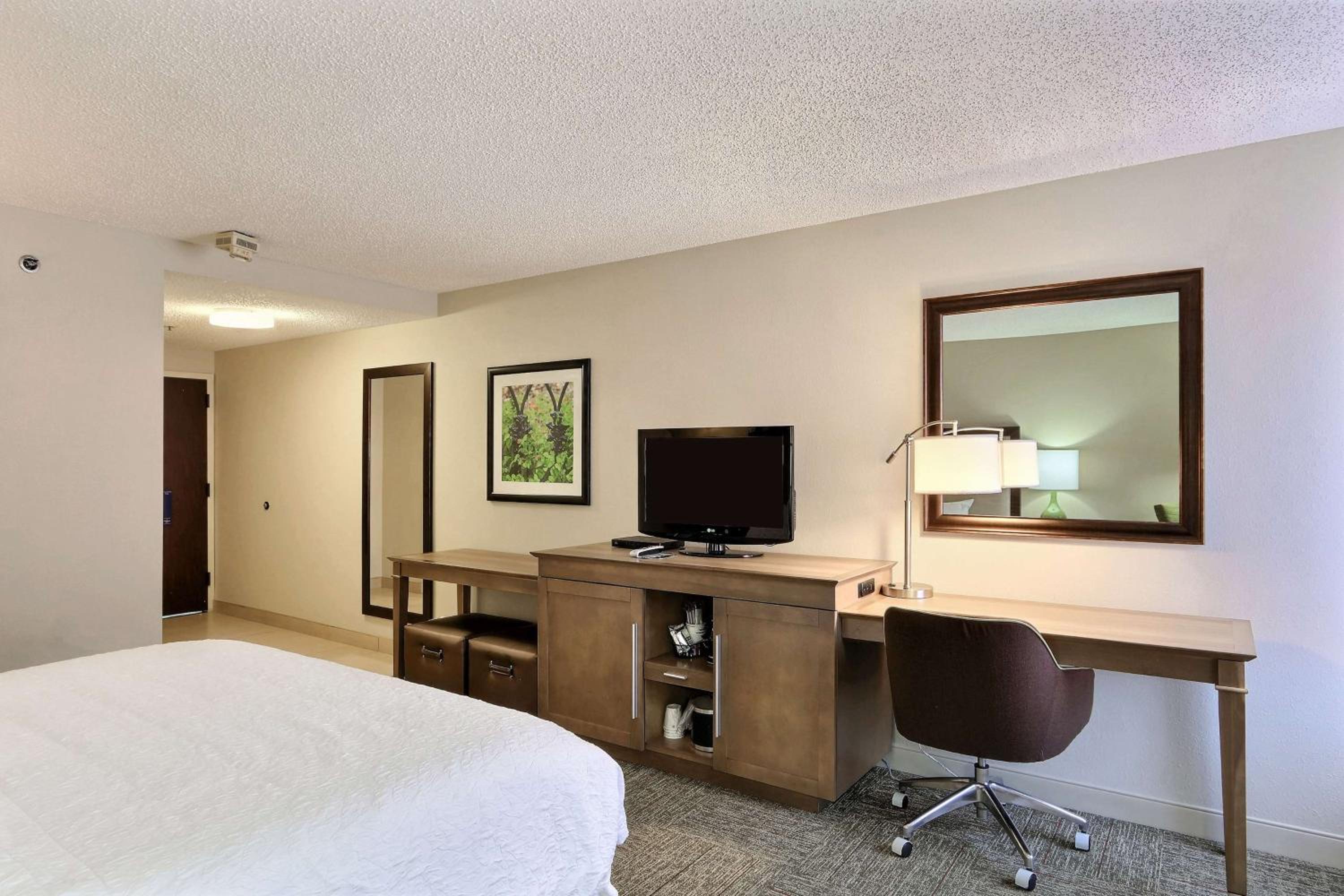 King Room with King Bed - Non-Smoking - Photo 2