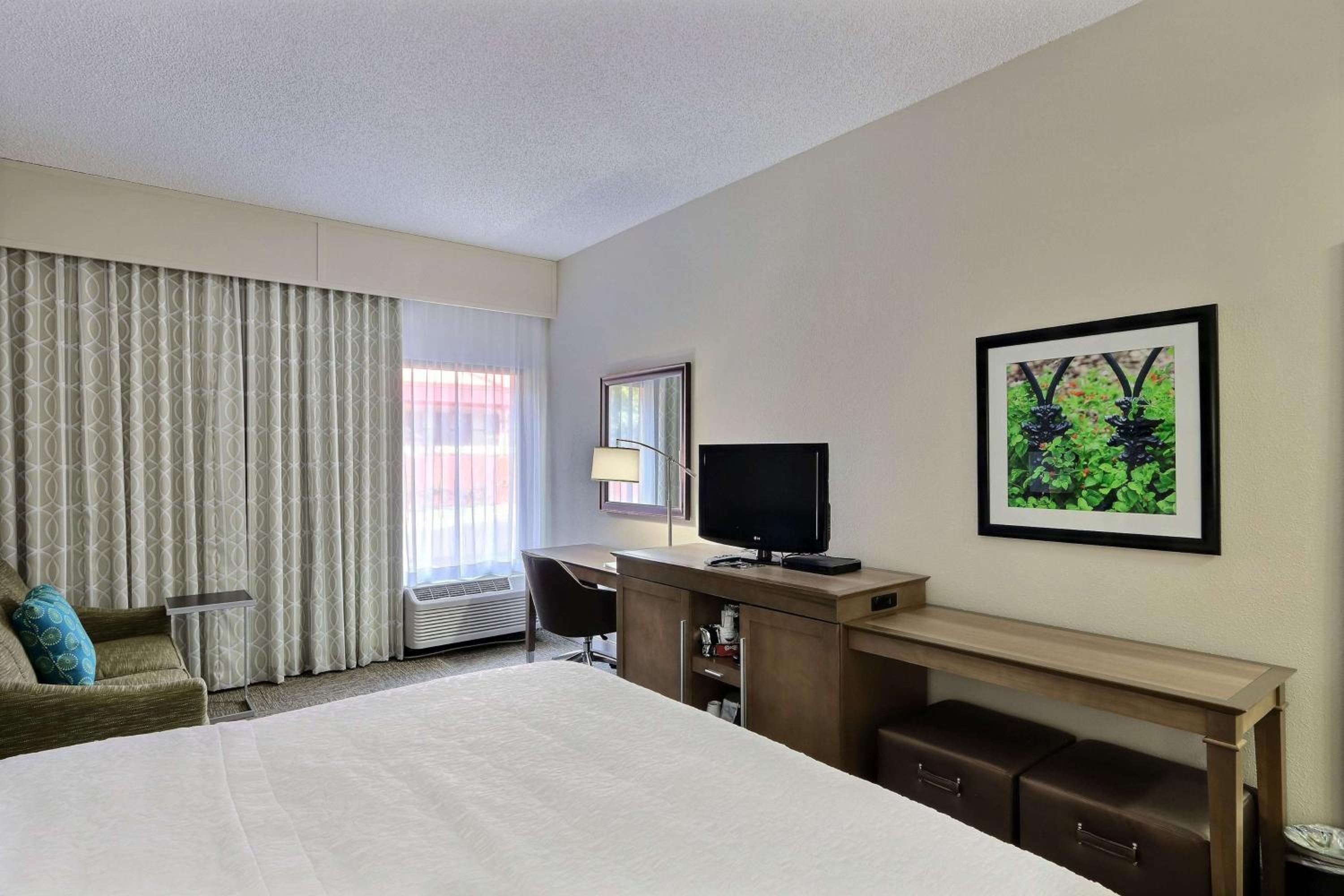 King Room with Sofa Bed and Study - Non-Smoking - Photo 2