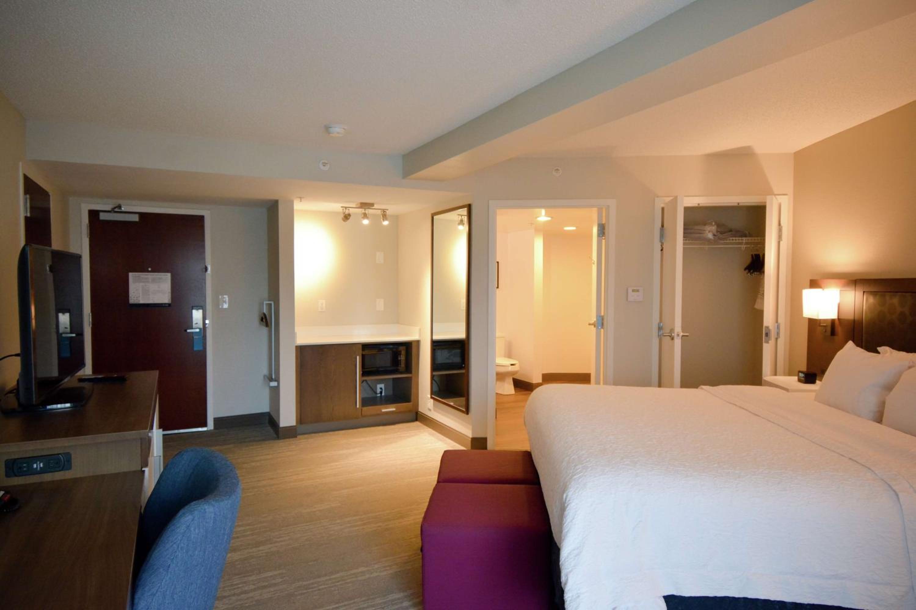 Deluxe King Room - Non-Smoking - Photo 1
