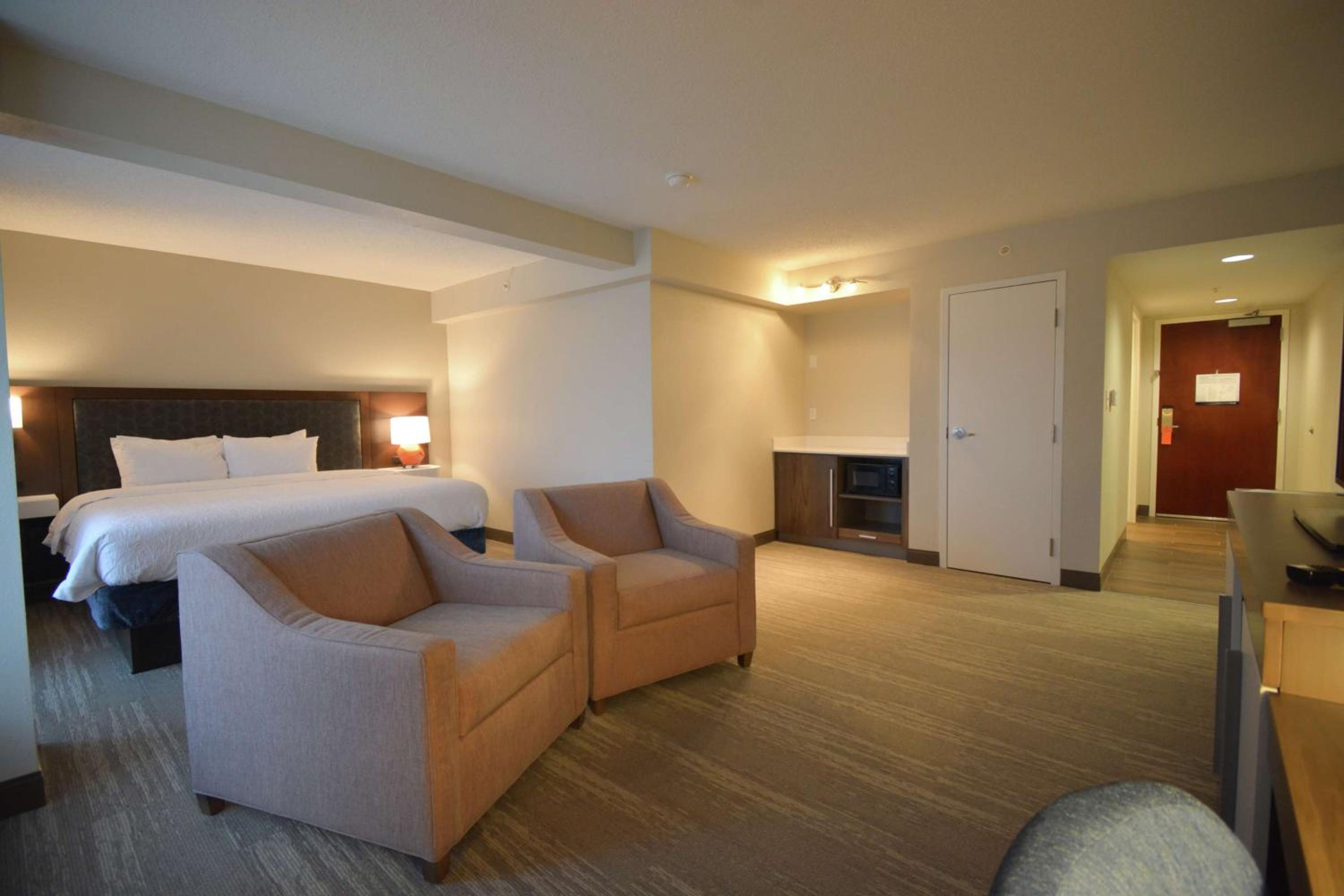 King Corner Suite- Non-Smoking photo 2