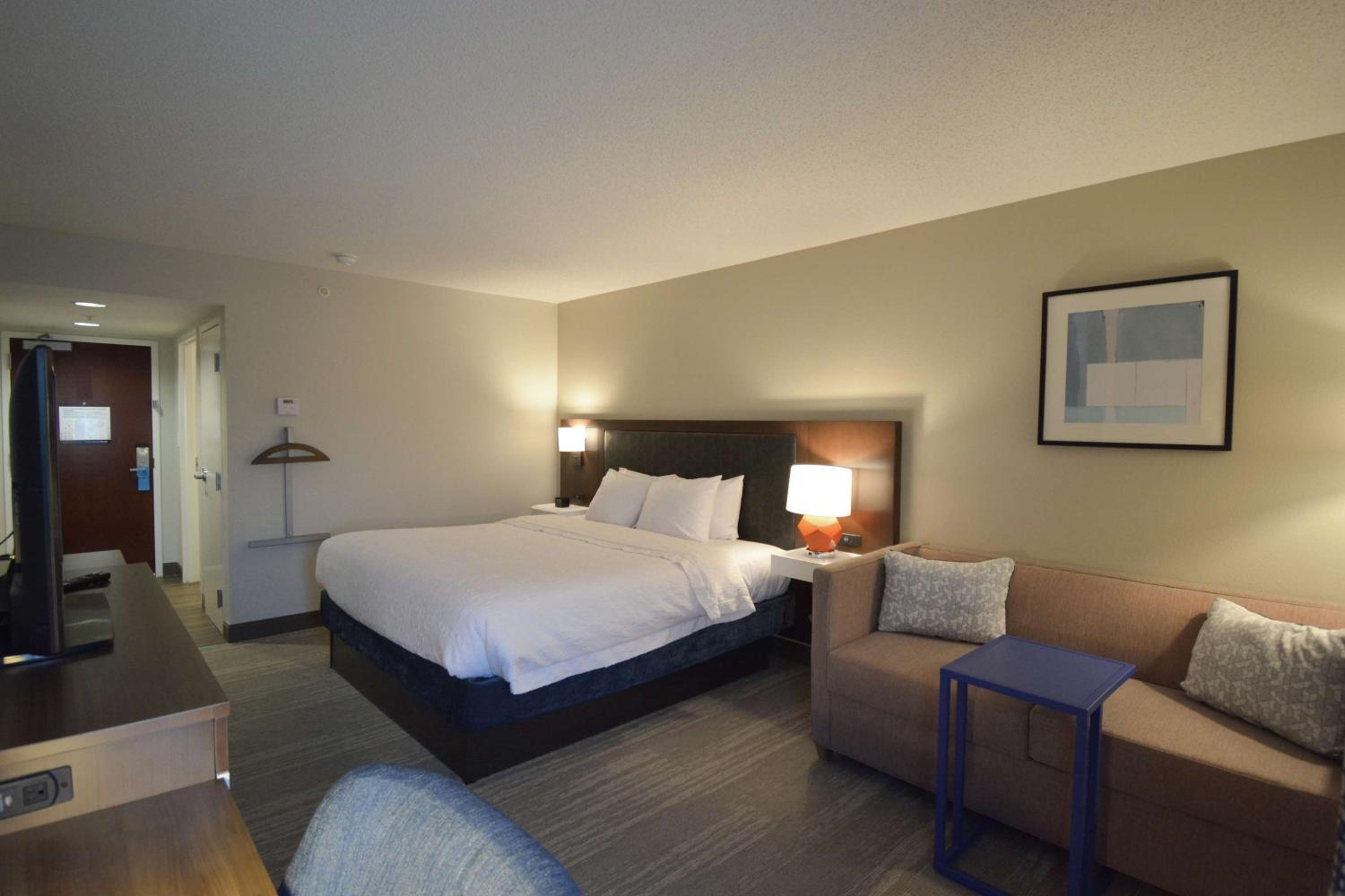 King Room with Microwave and Refrigerator - Non-Smoking - Photo 3