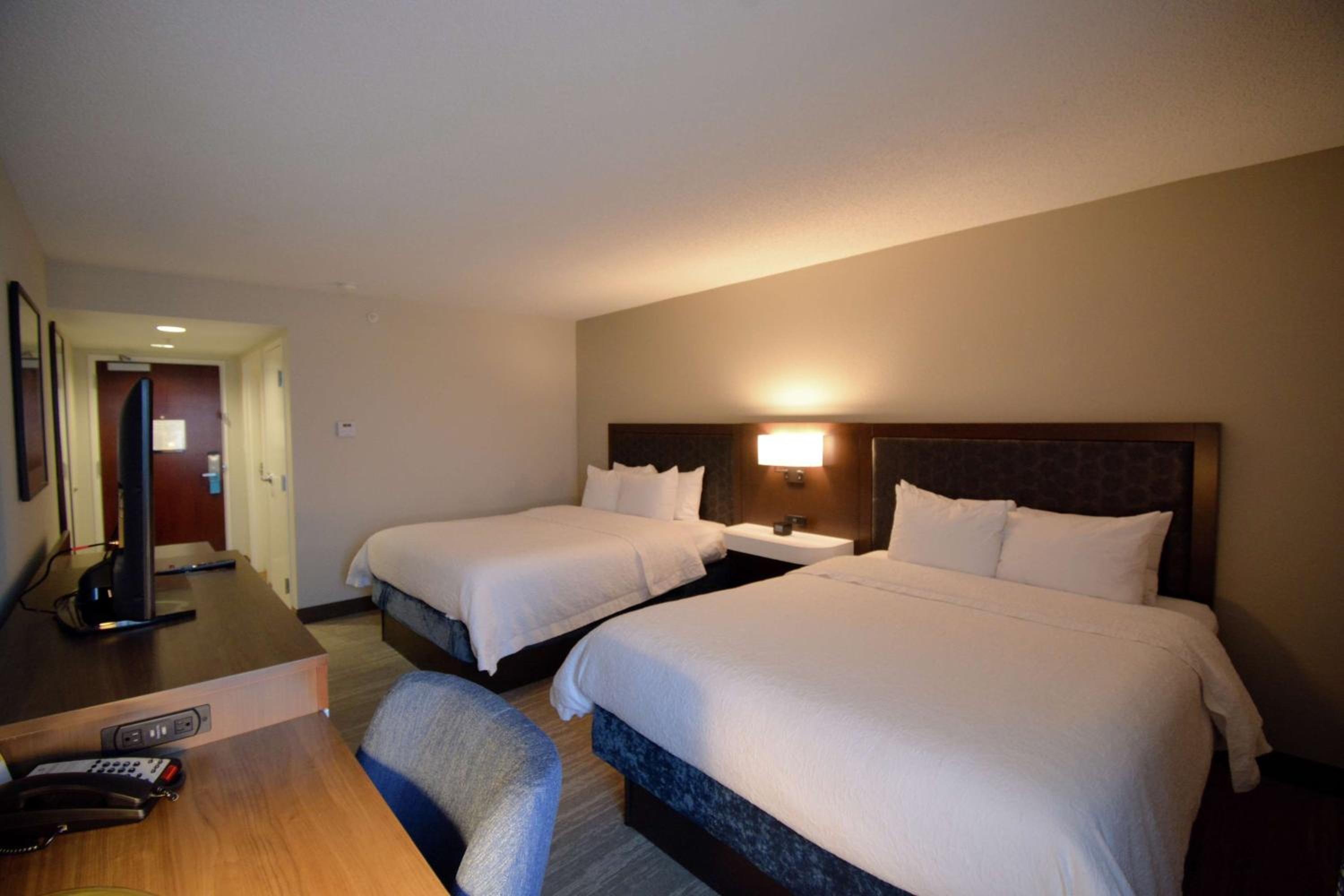 Room with Two Queen Beds - Non-Smoking - Photo 4