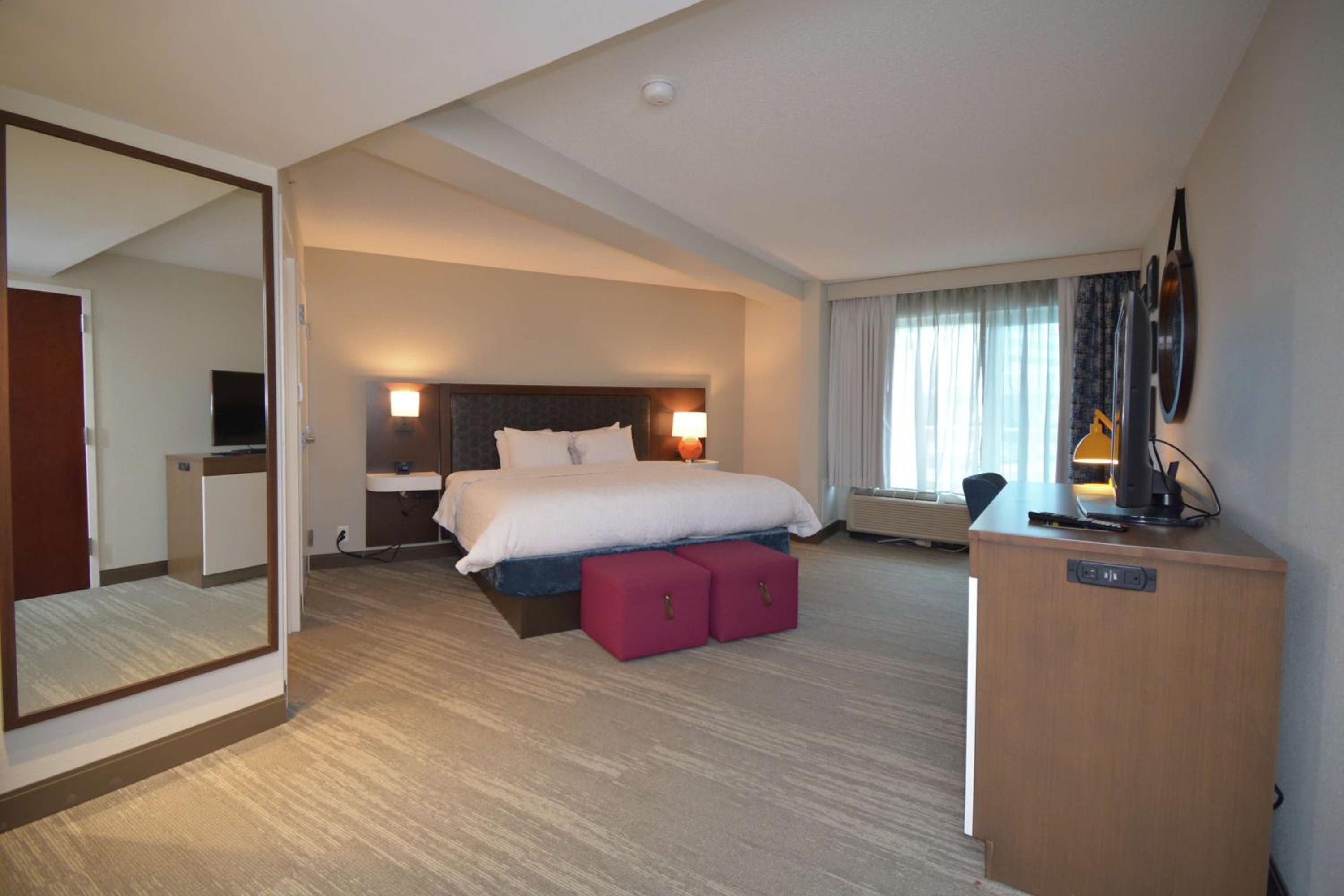 Deluxe King Room - Non-Smoking - Photo 2