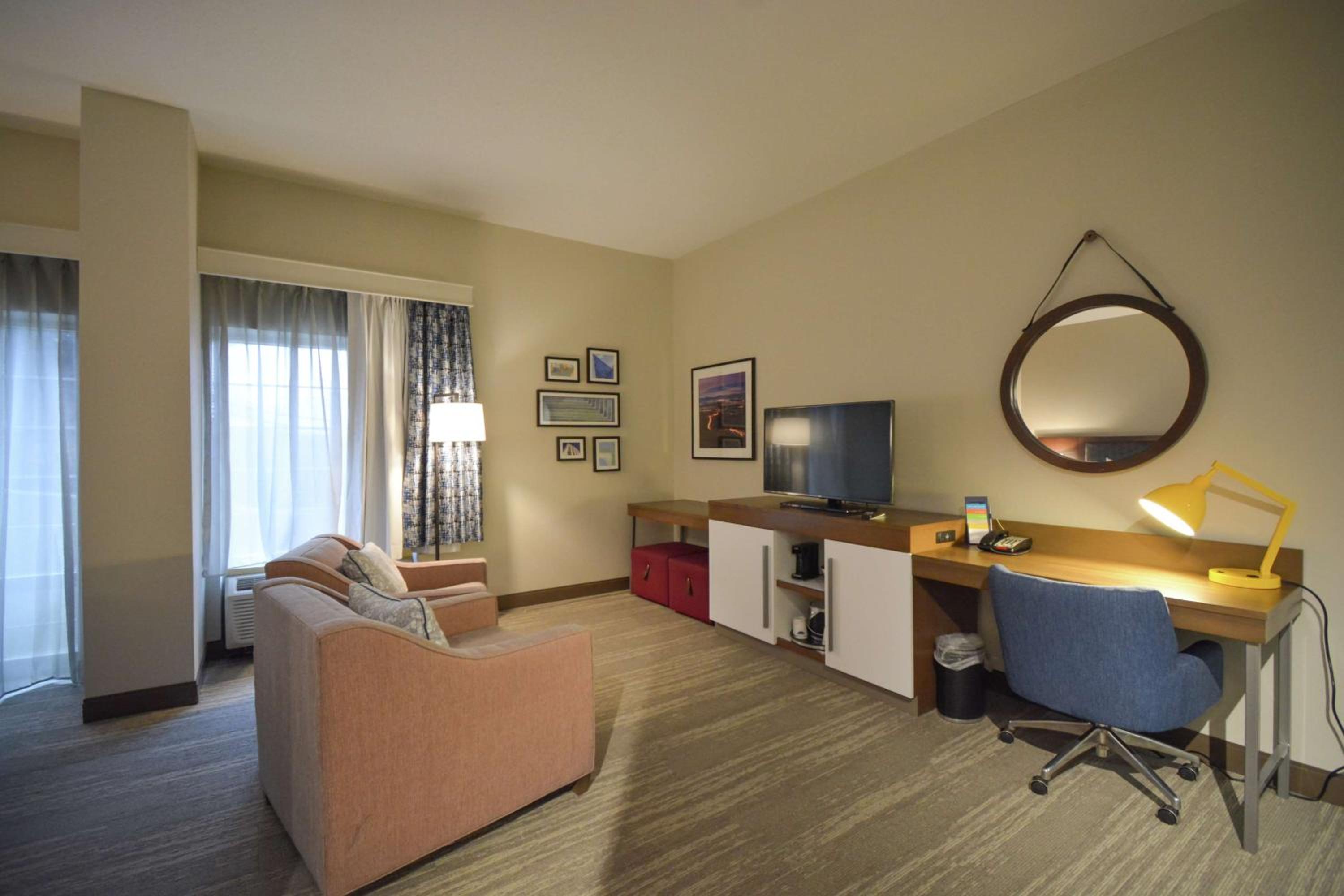 King Room with Roll-In Shower - Mobility Access/Non-Smoking - Photo 3