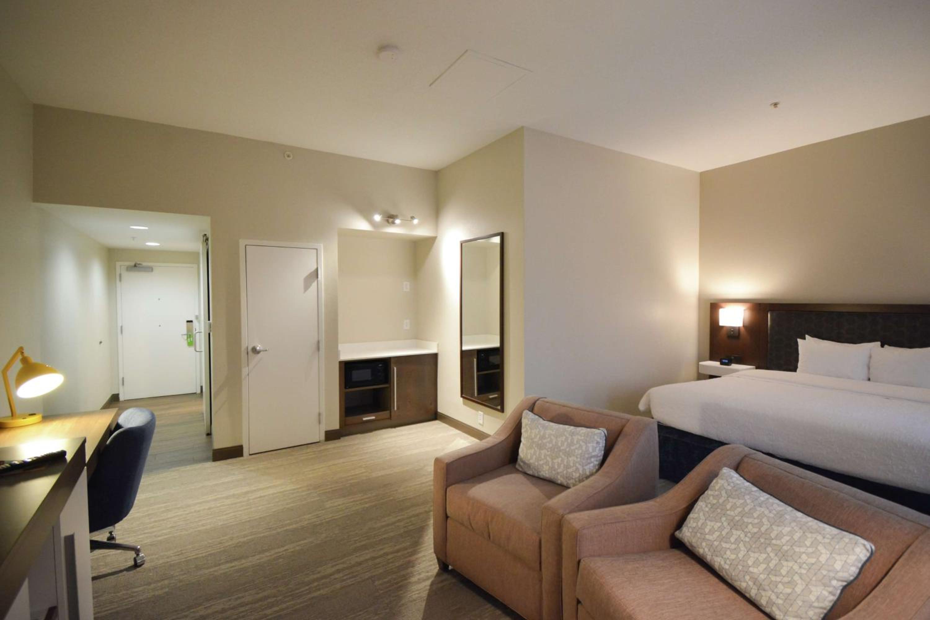 King Room with Roll-In Shower - Mobility Access/Non-Smoking - Photo 2