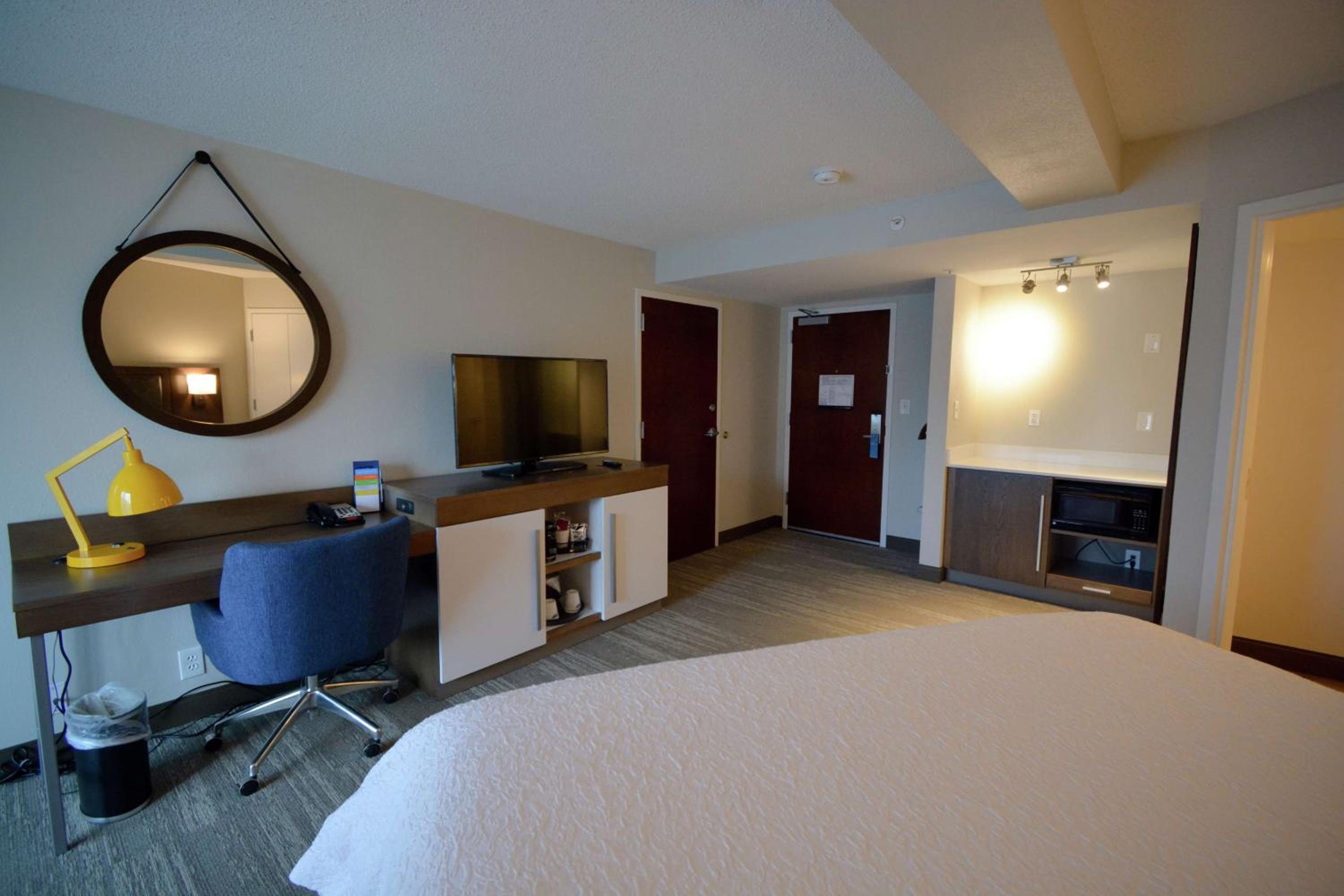 Deluxe King Room - Non-Smoking - Photo 3
