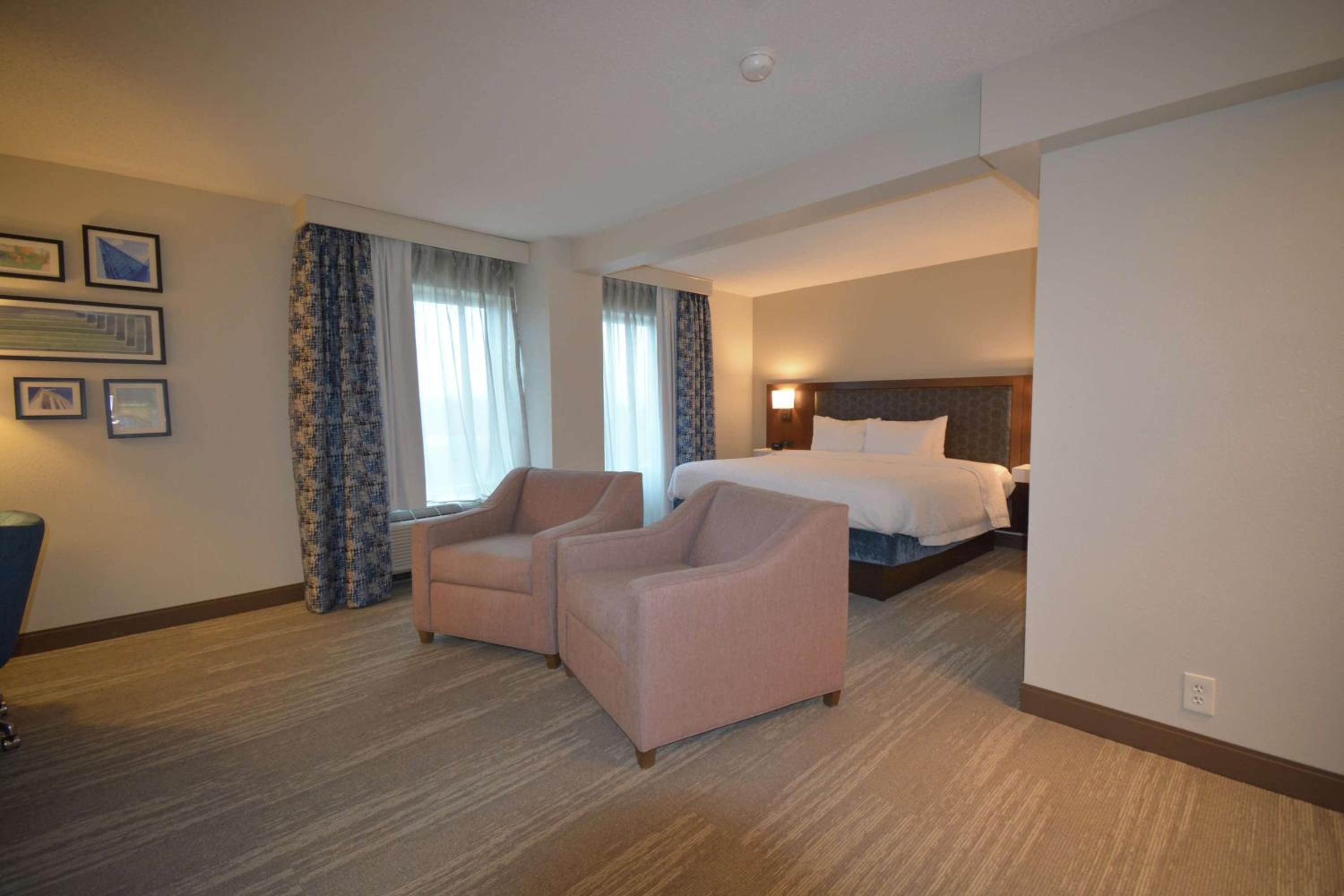 King Corner Suite- Non-Smoking photo 3