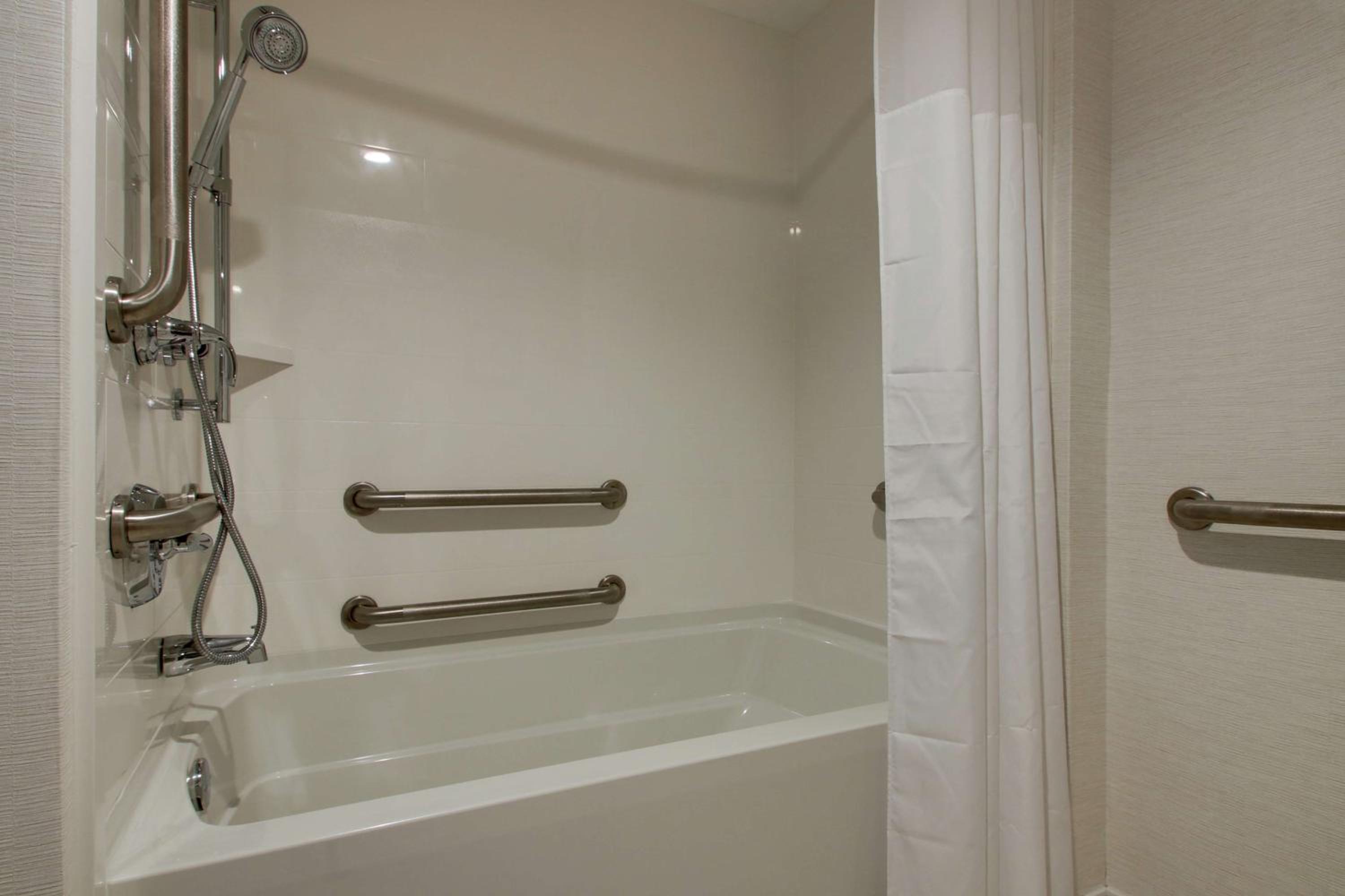 Queen Room with Two Queen Beds - Mobility and Hearing Access/Non-Smoking - Photo 5