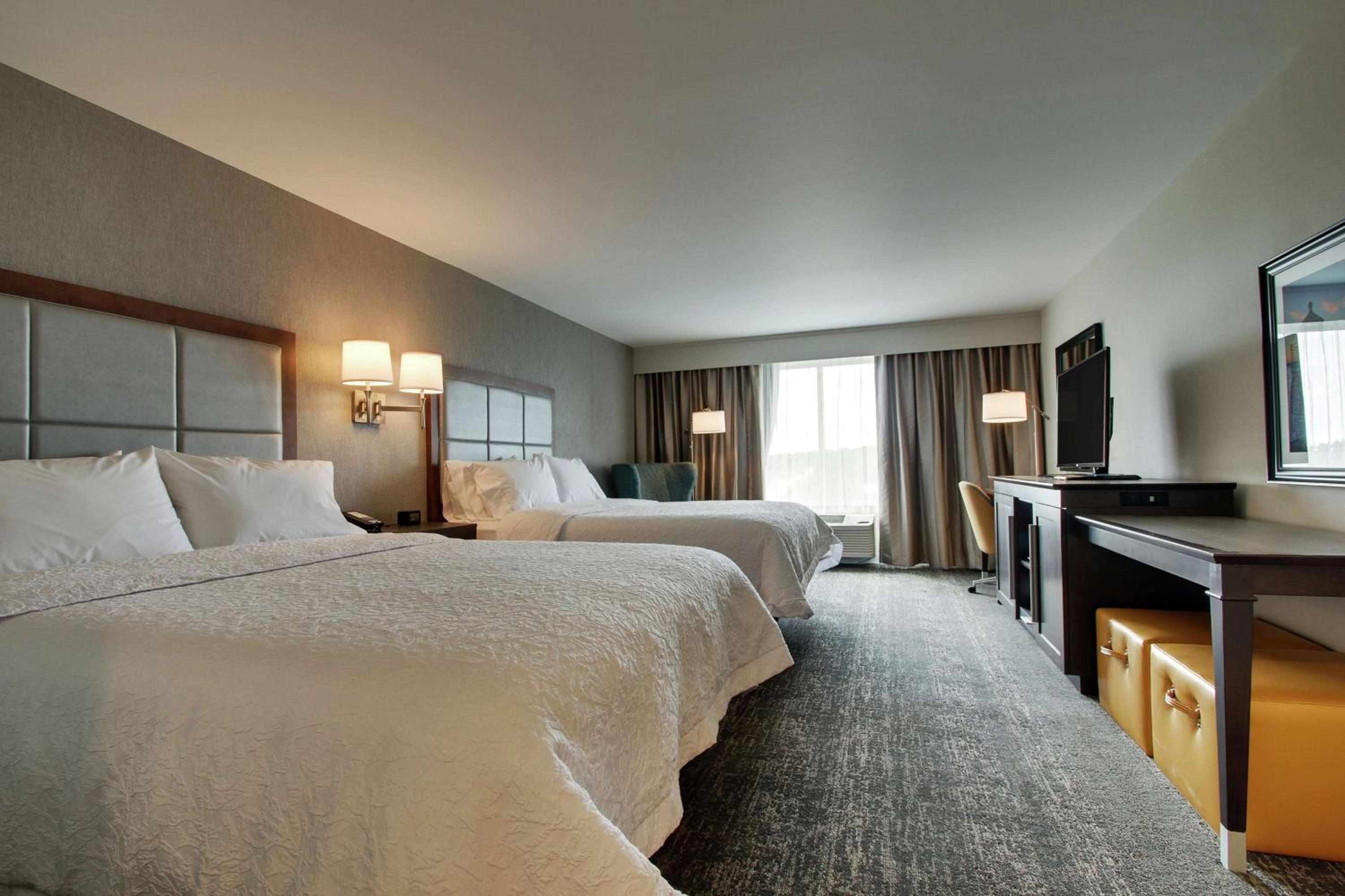 Queen Room with Two Queen Beds - Non-Smoking - Photo 3