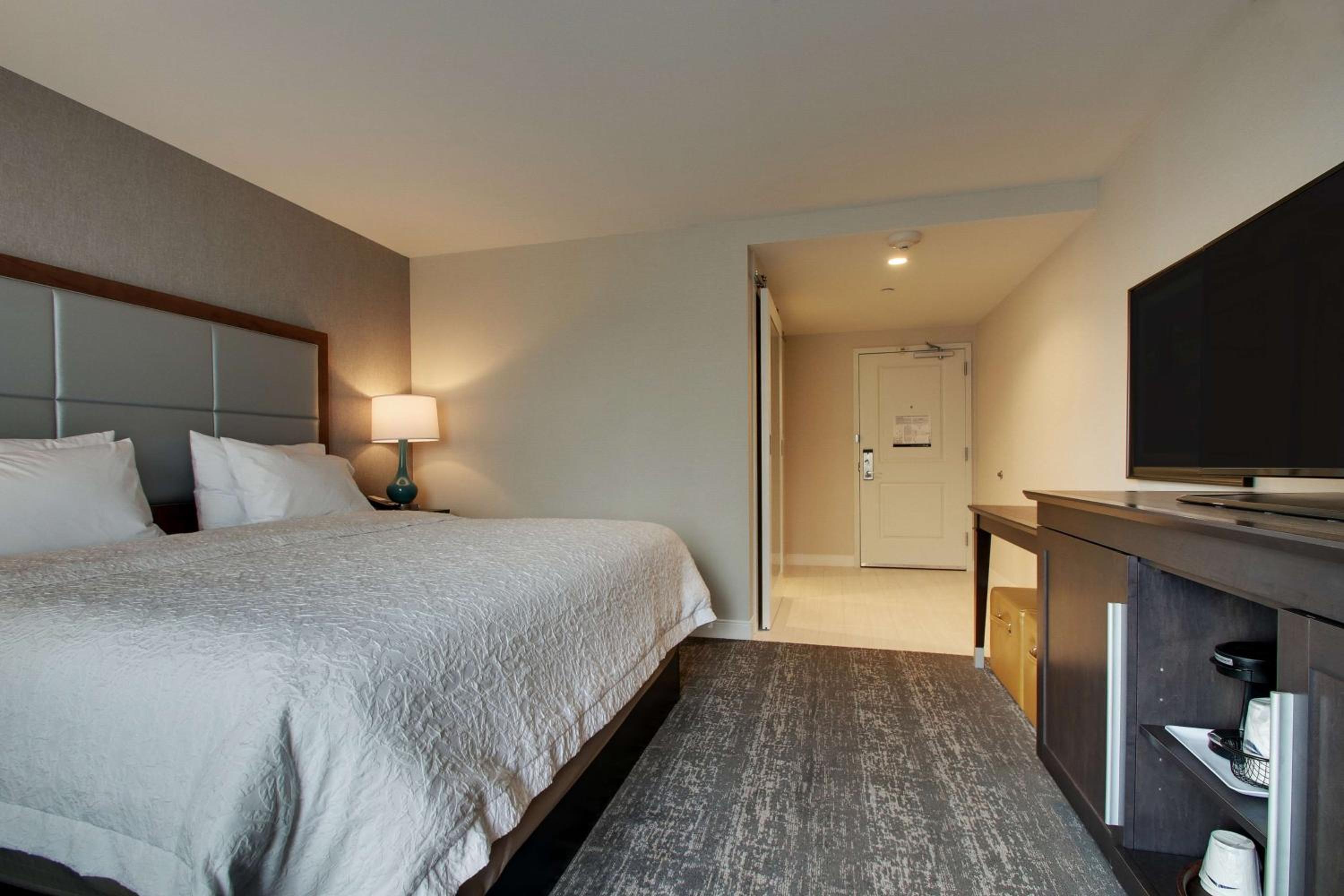 King Room - Non-Smoking - Photo 4