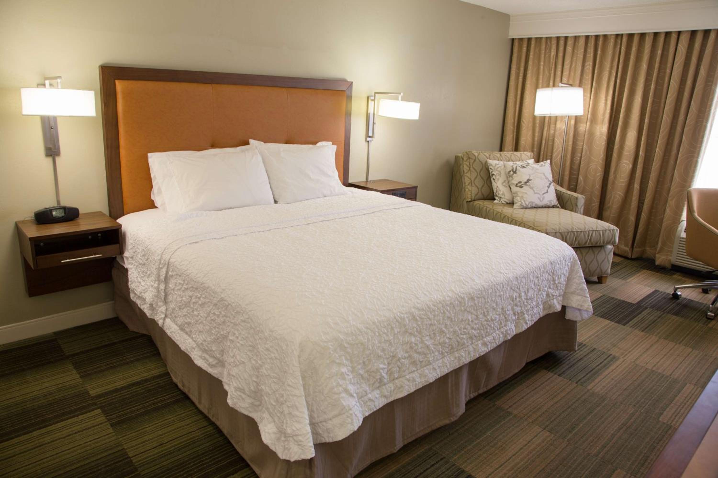 King Room with King Bed - Non-Smoking photo 3