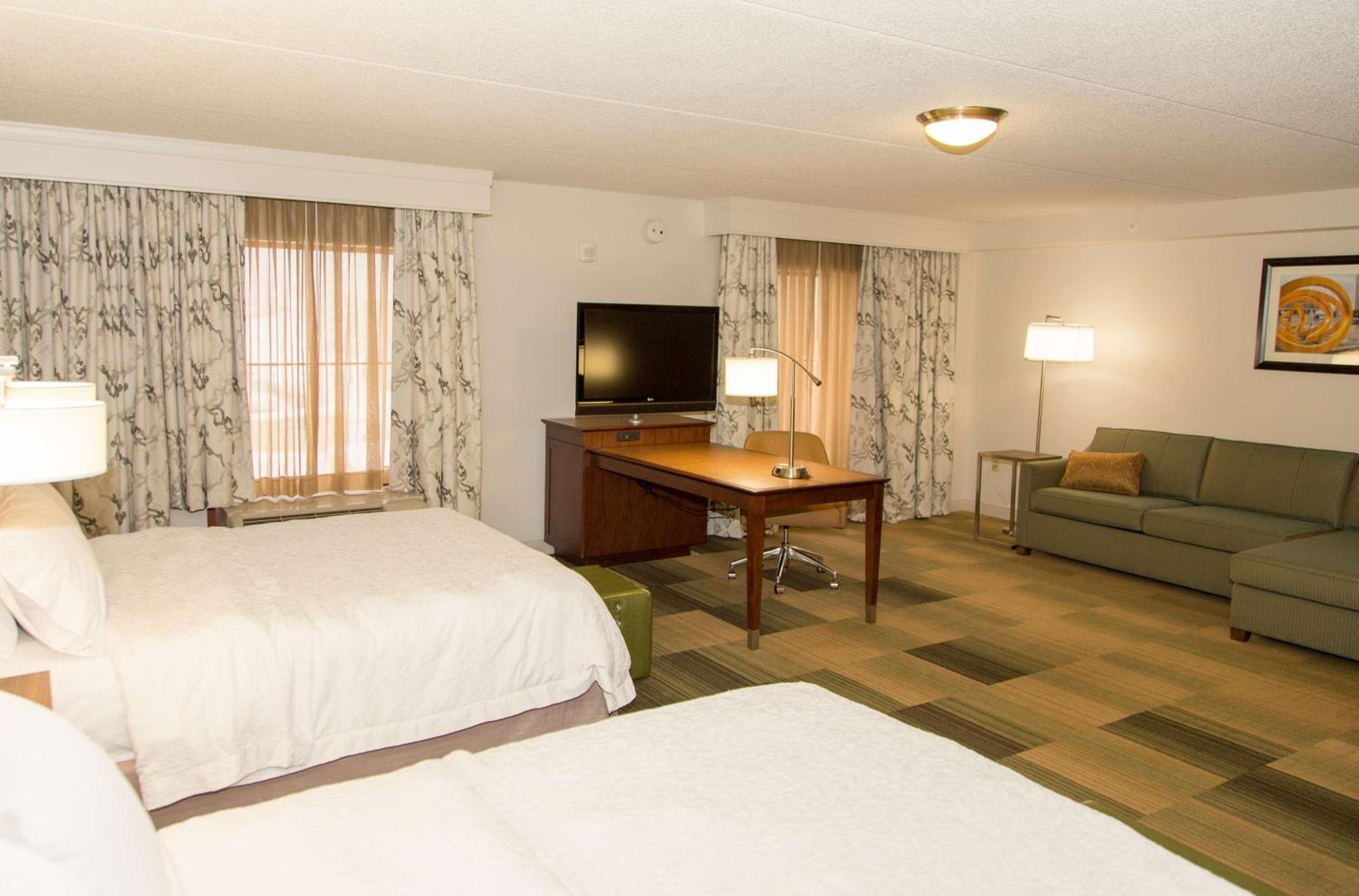 Queen Studio Suite with Two Queen Beds and Sofa Bed - Non-Smoking photo 1