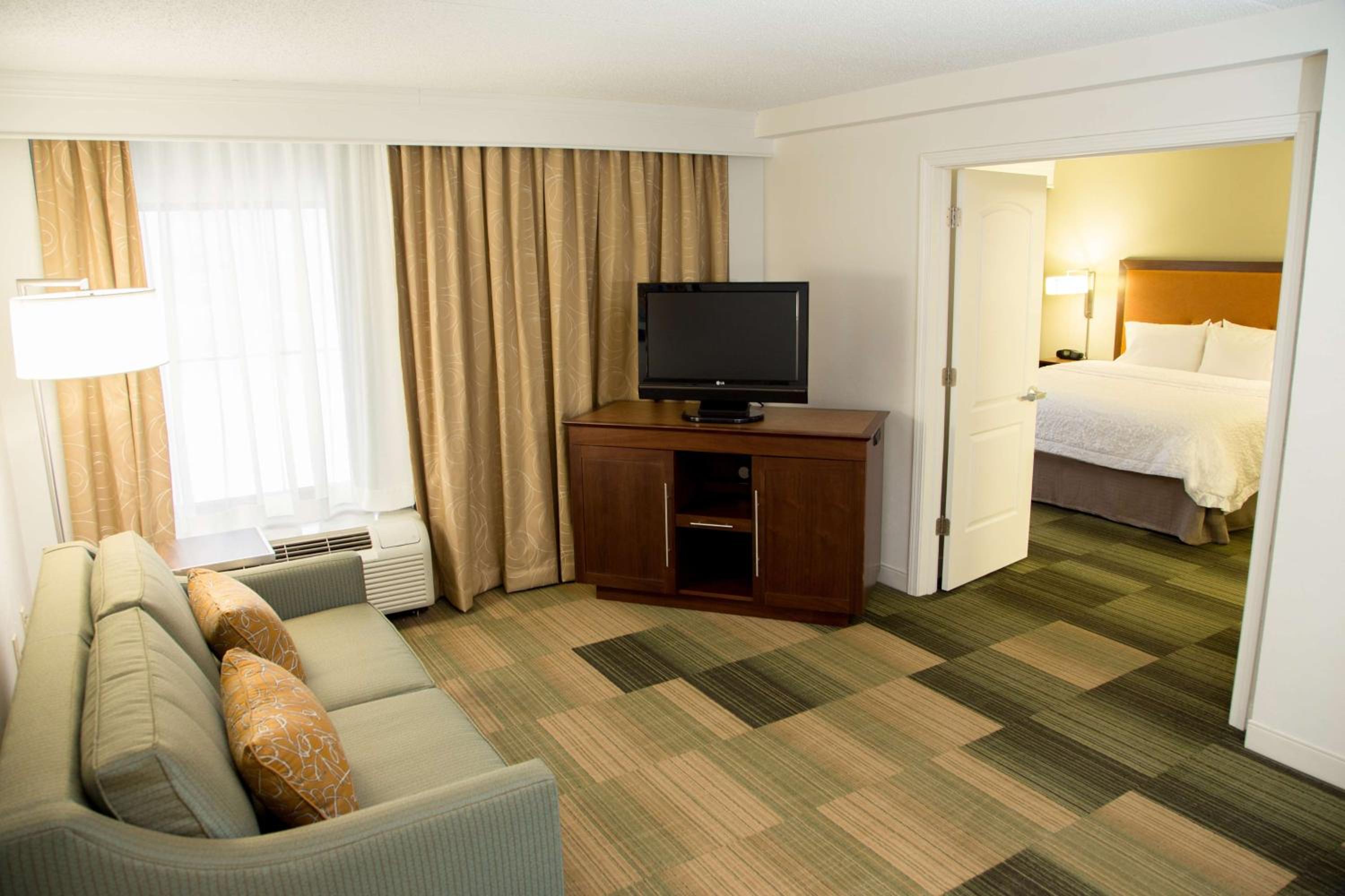 One-Bedroom King Suite with Whirlpool - Non-Smoking  photo 3