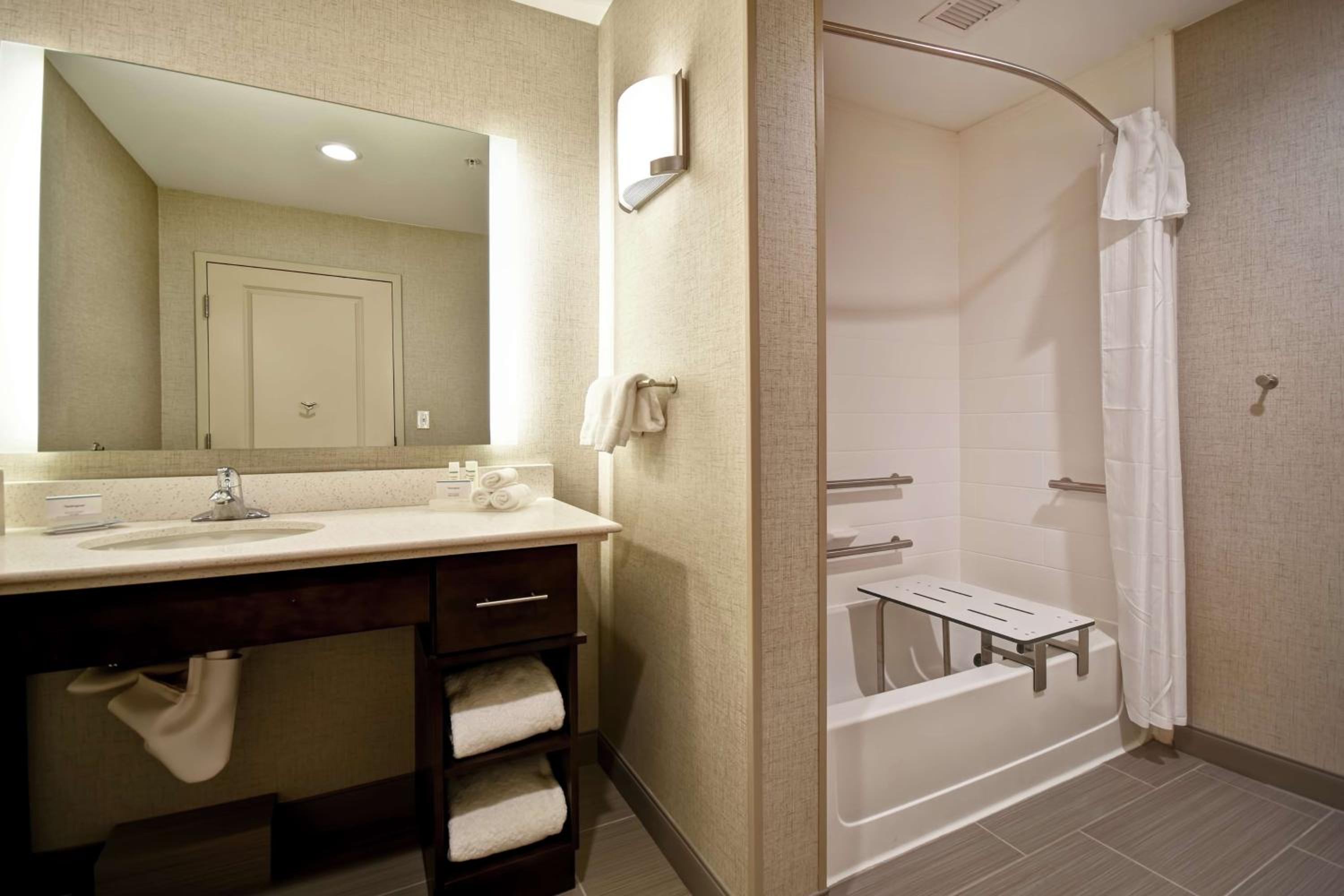 King Suite - Mobility Access/Non-Smoking