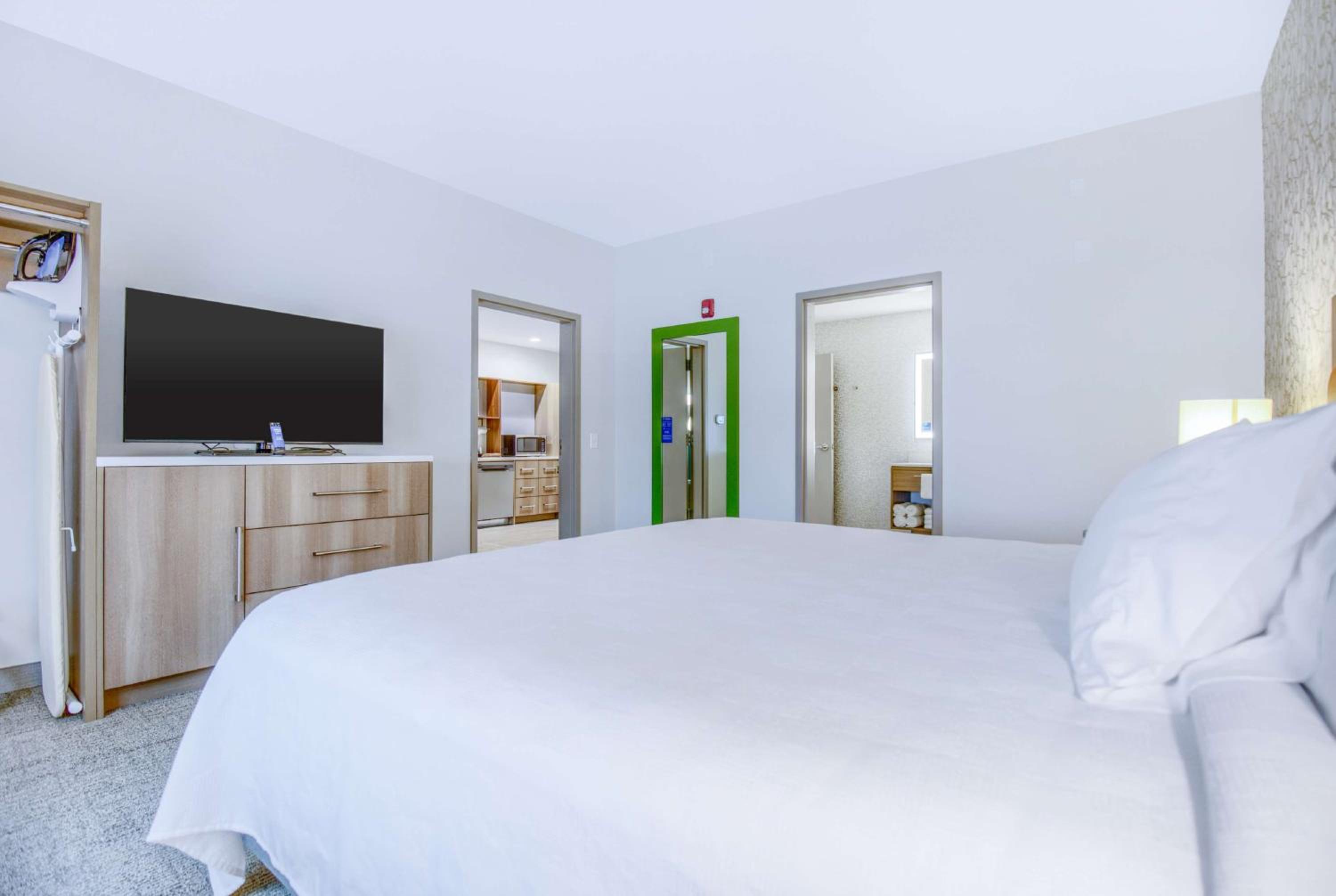One-Bedroom King Suite - Non-Smoking - Photo 3