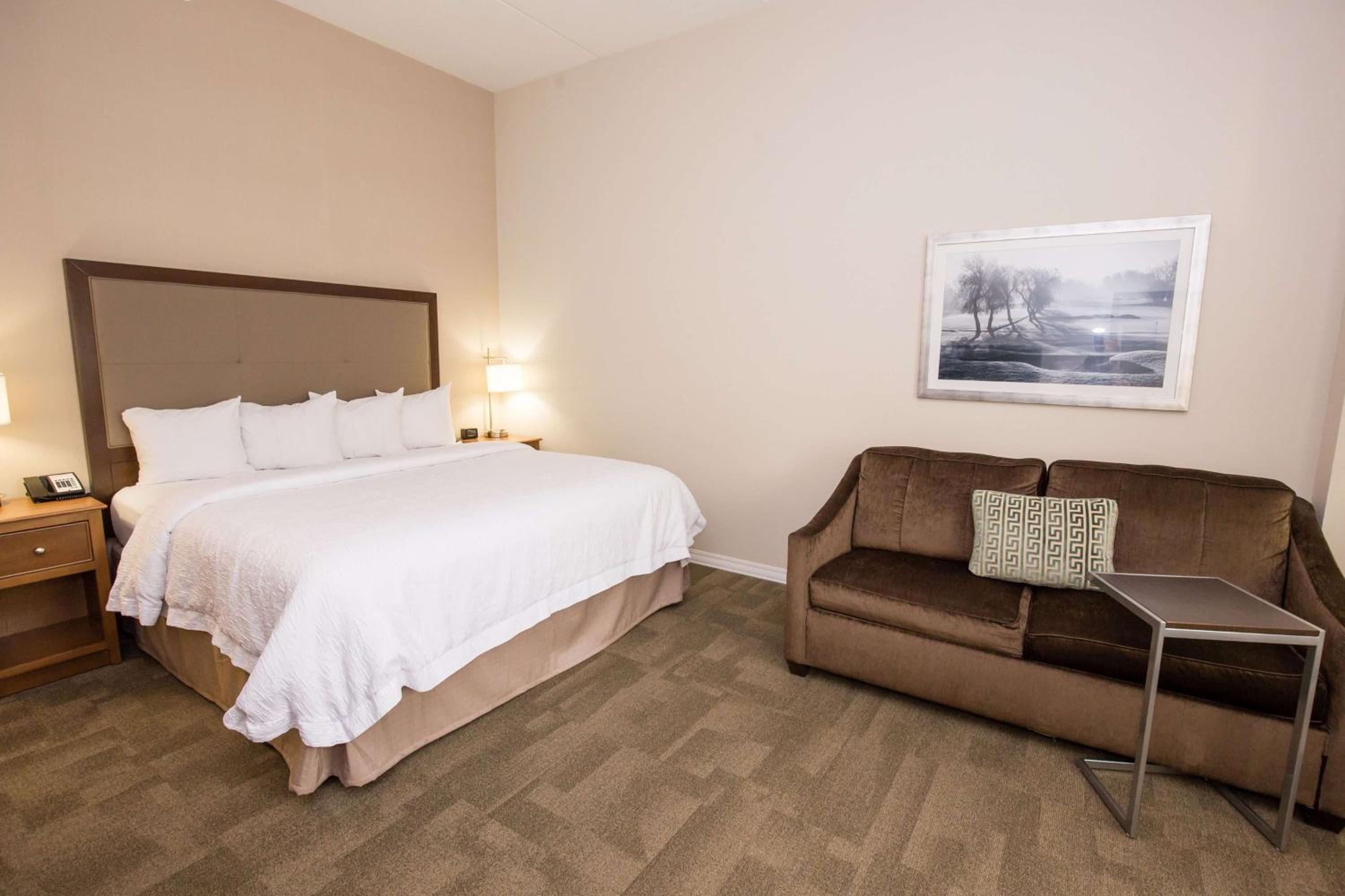 King Room with Sofa Bed - Non-Smoking photo 3
