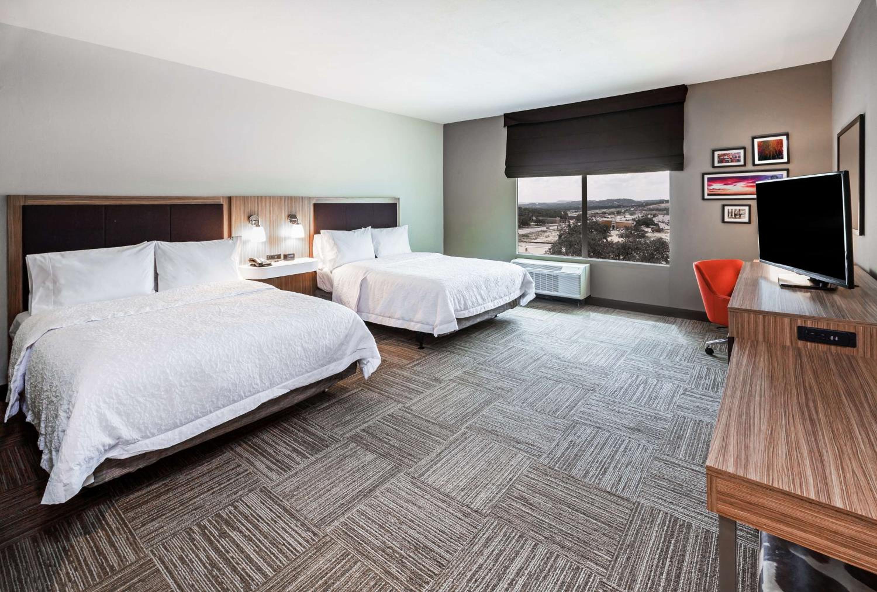 Queen Room with Two Queen Beds - Non-Smoking photo 2
